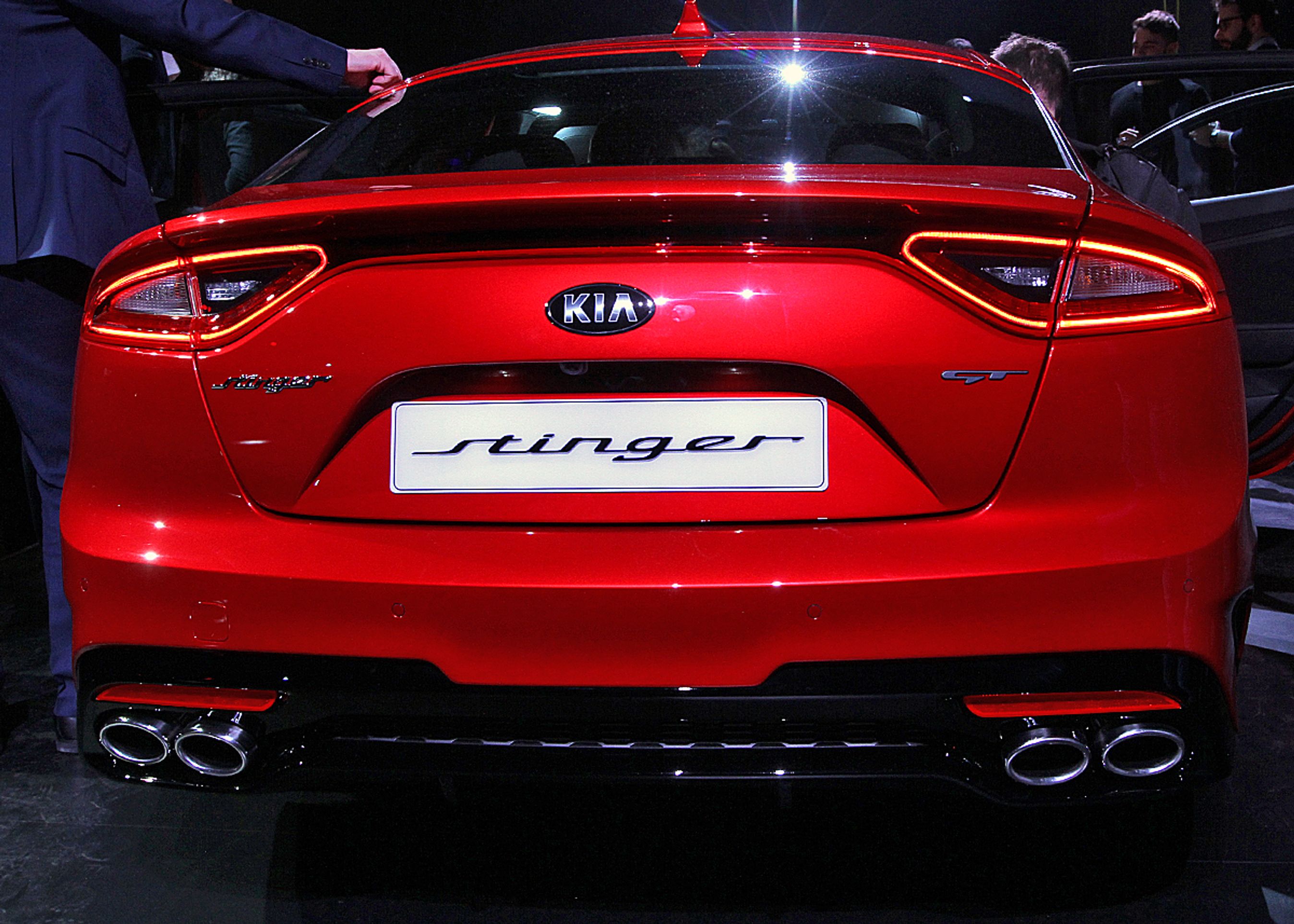 Fire udstødningsrør i V6-udgaven skal vise, at det er en potent bil.