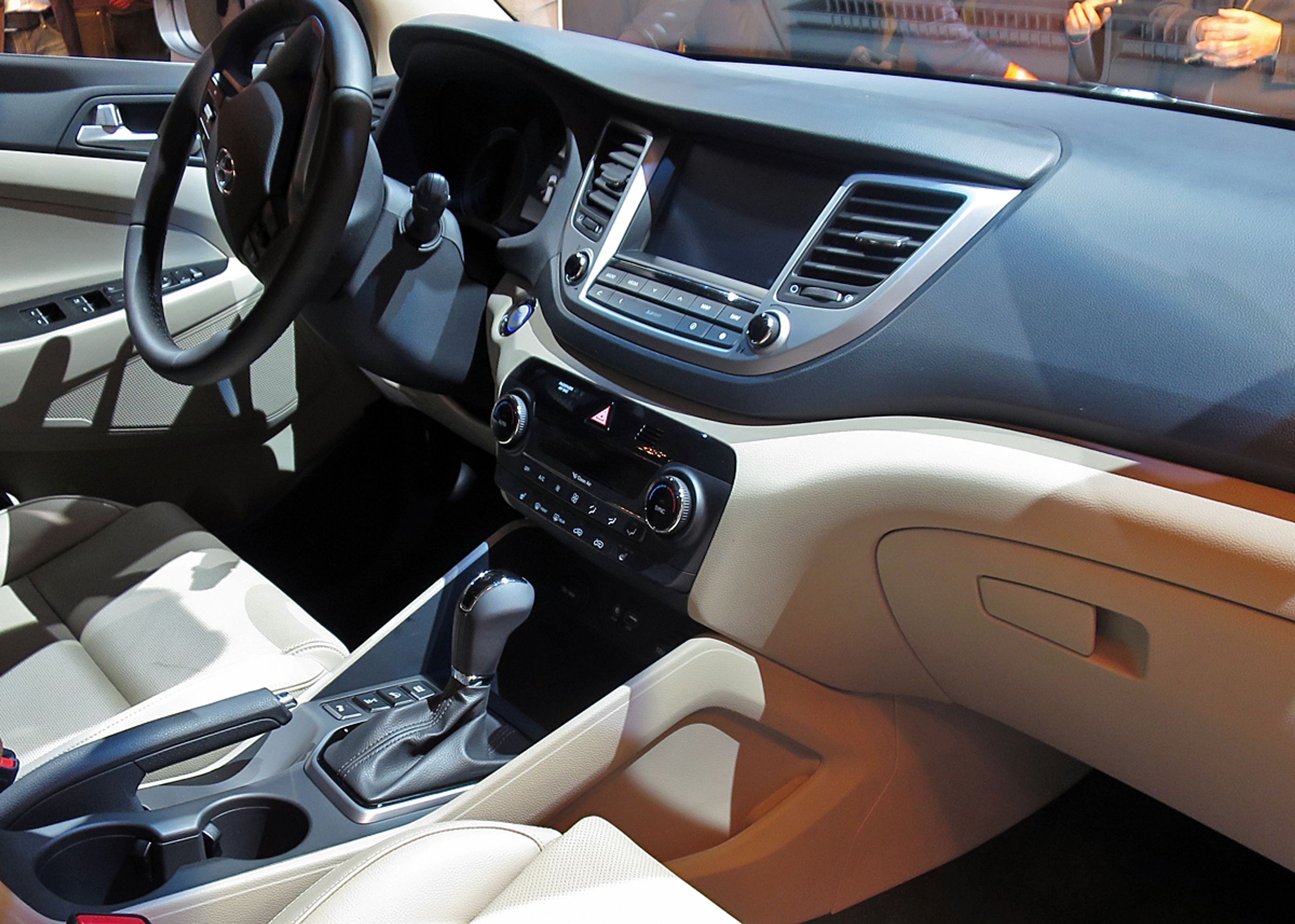 Indvendig er der tilsyneladende sket en del på materialefronten, idet Hyundai har bestræbt sig på at give bilen en bedre kvalitetsfornemmelse.