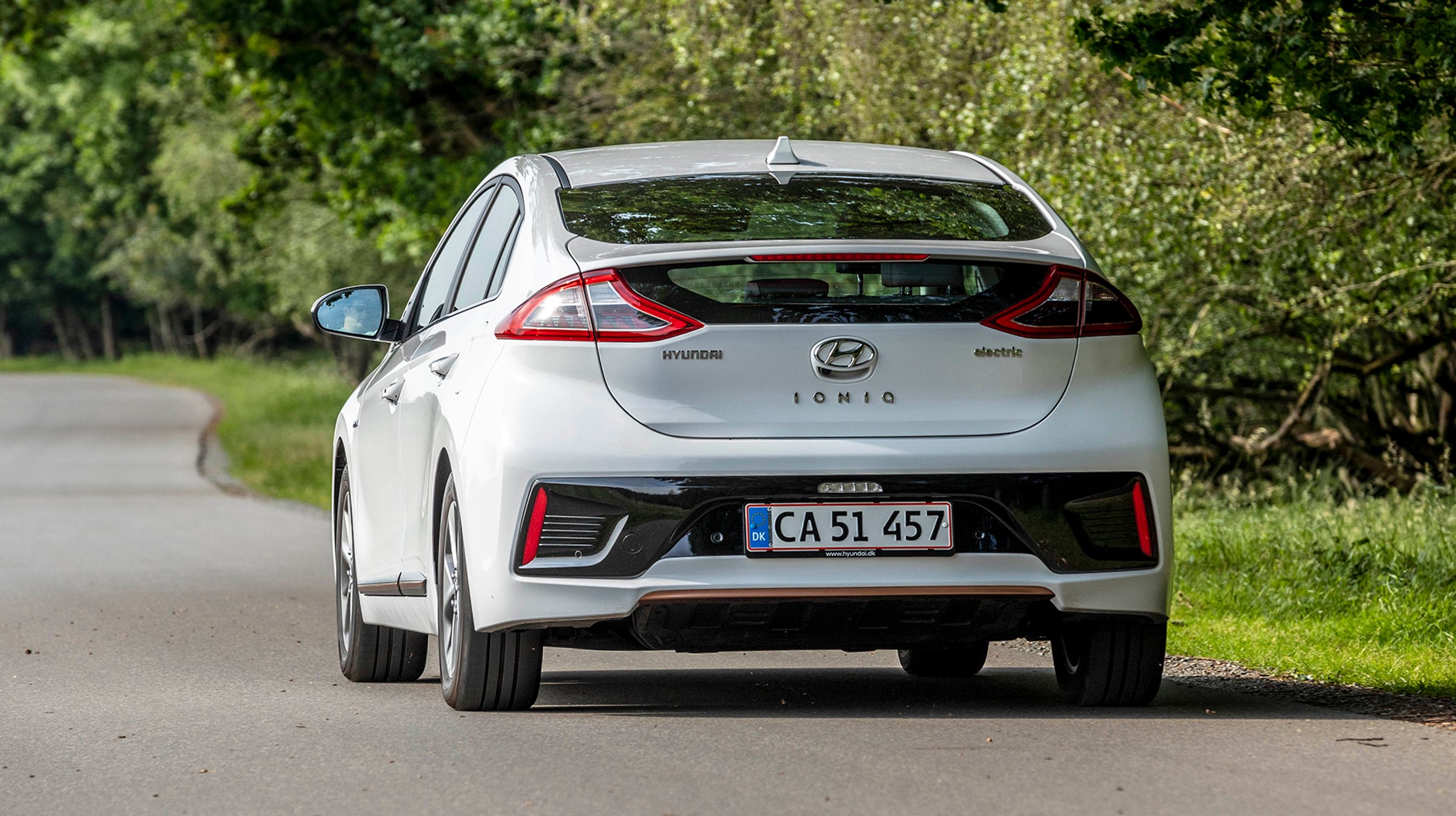 Hyundai Ioniq er en hatchback med lav taglinje. Det giver et begrænset udsyn bagud.