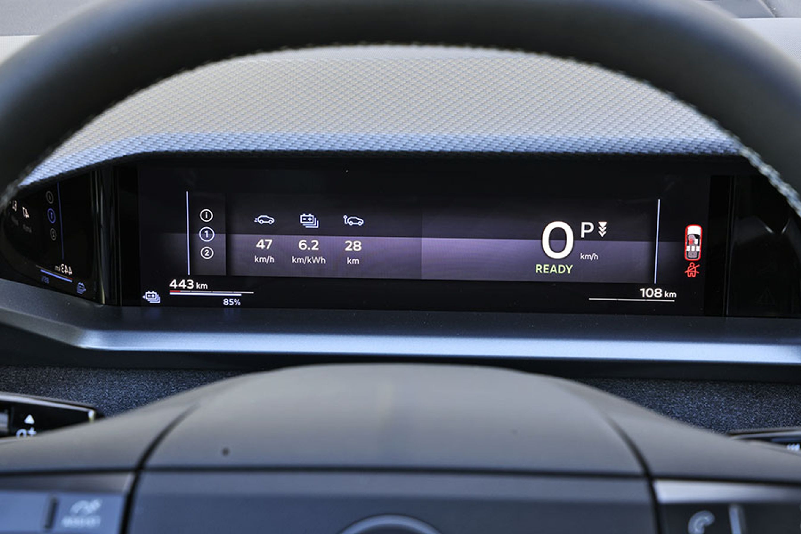 Instrumenthuset er tydeligt at aflæse, og man kan skifte mellem flere visninger, som enten inkluderer bl.a. navigationsoplysninger til en helt enkel visning, der stort set kun omfatter hastigheden.