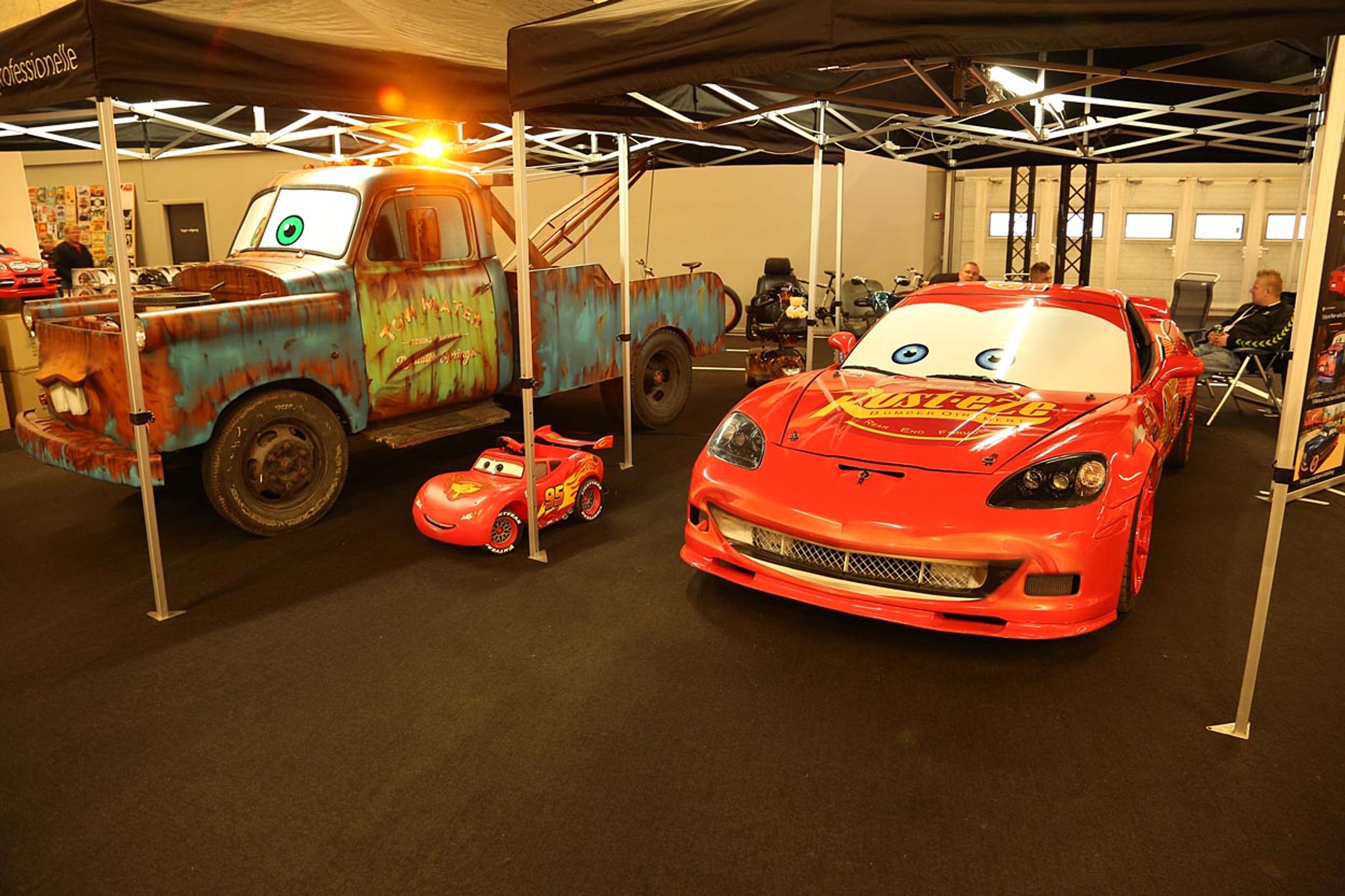 Bumle og Lynet McQueen fra filmen "Biler" står der i fuld størrelse, til glæde for børn og barnlige sjæle.