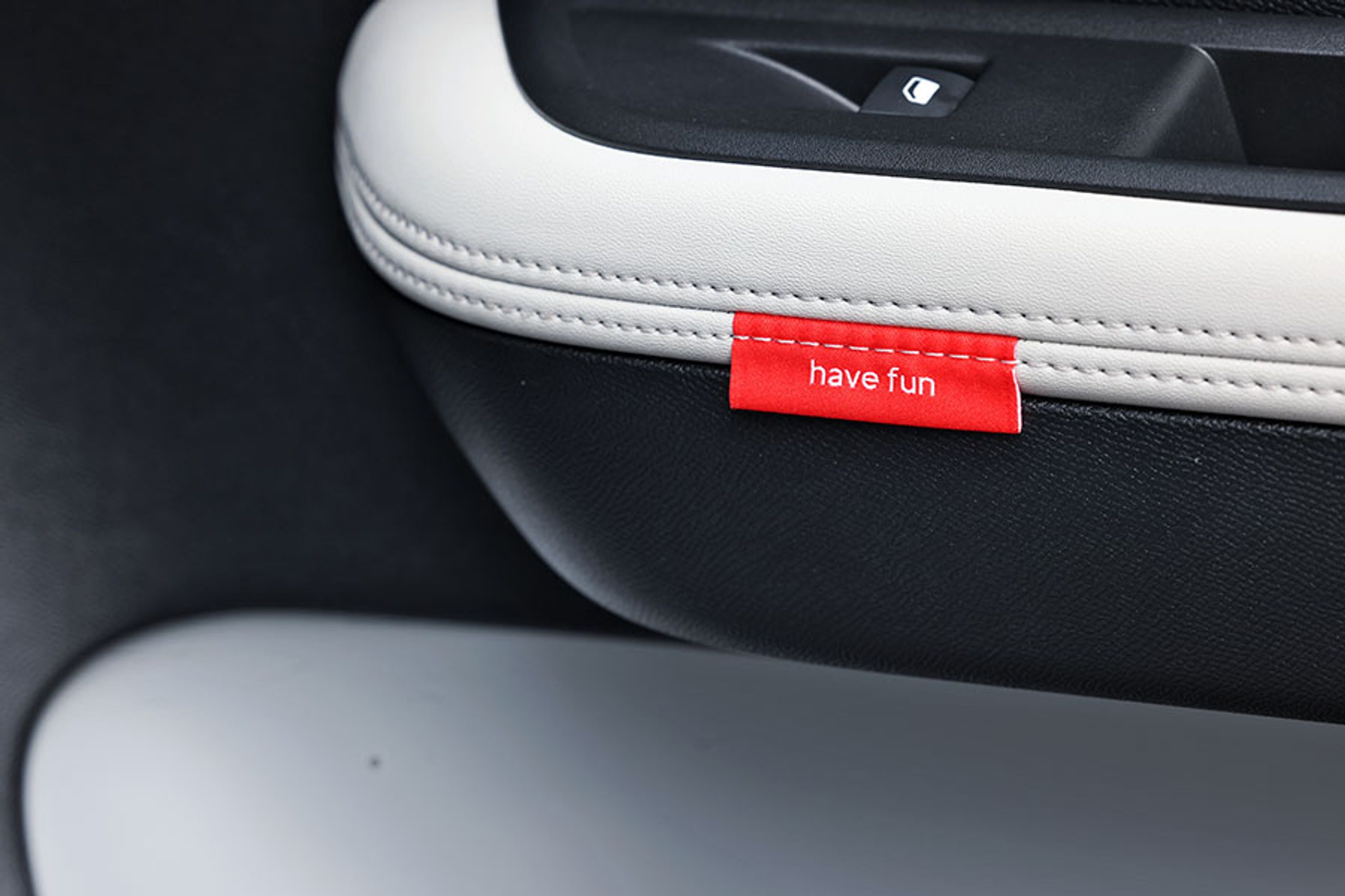 Dette er en bil, der skaber ejerglæde på mange måder. Ved hvert af de fire ydersæder er der f.eks. indsyet hver sin lille opmuntring. 