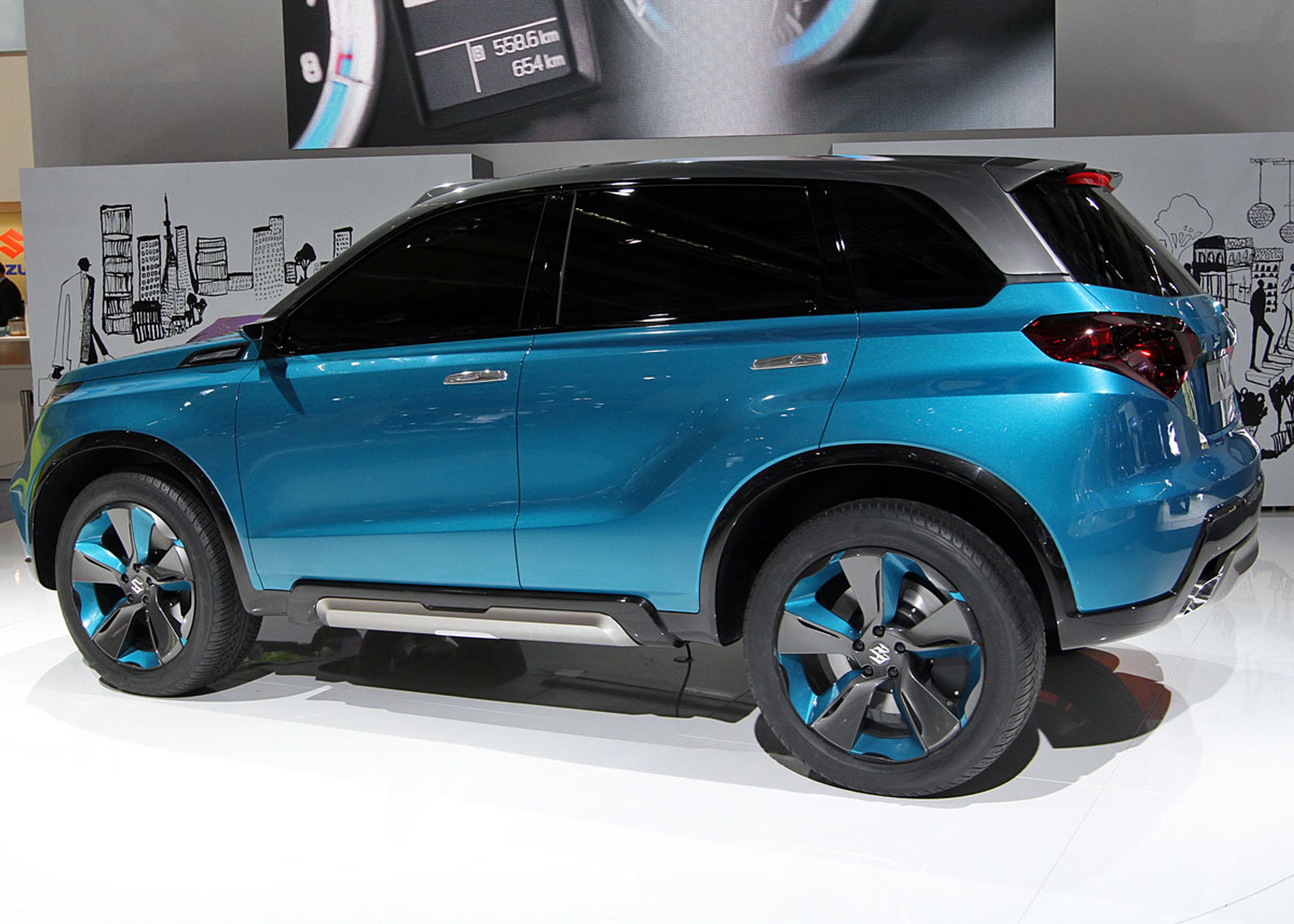 Iv-4 er 4,22 meter lang og har en akselafstand på 2,50 mete. Højden er 1,67 meter og bredden 1,85 meter (formentlig inklusive sidespejle).