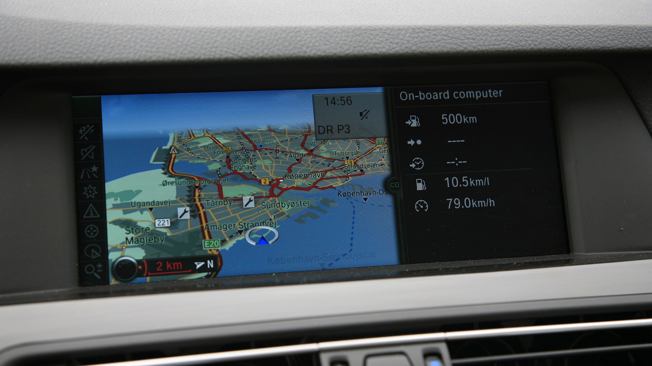 Instrumenterne er prisværdigt tydelige. Mellem de store urskiver er et flot display, hvor man kan udlæse næsten alle data om bilens tilstand.