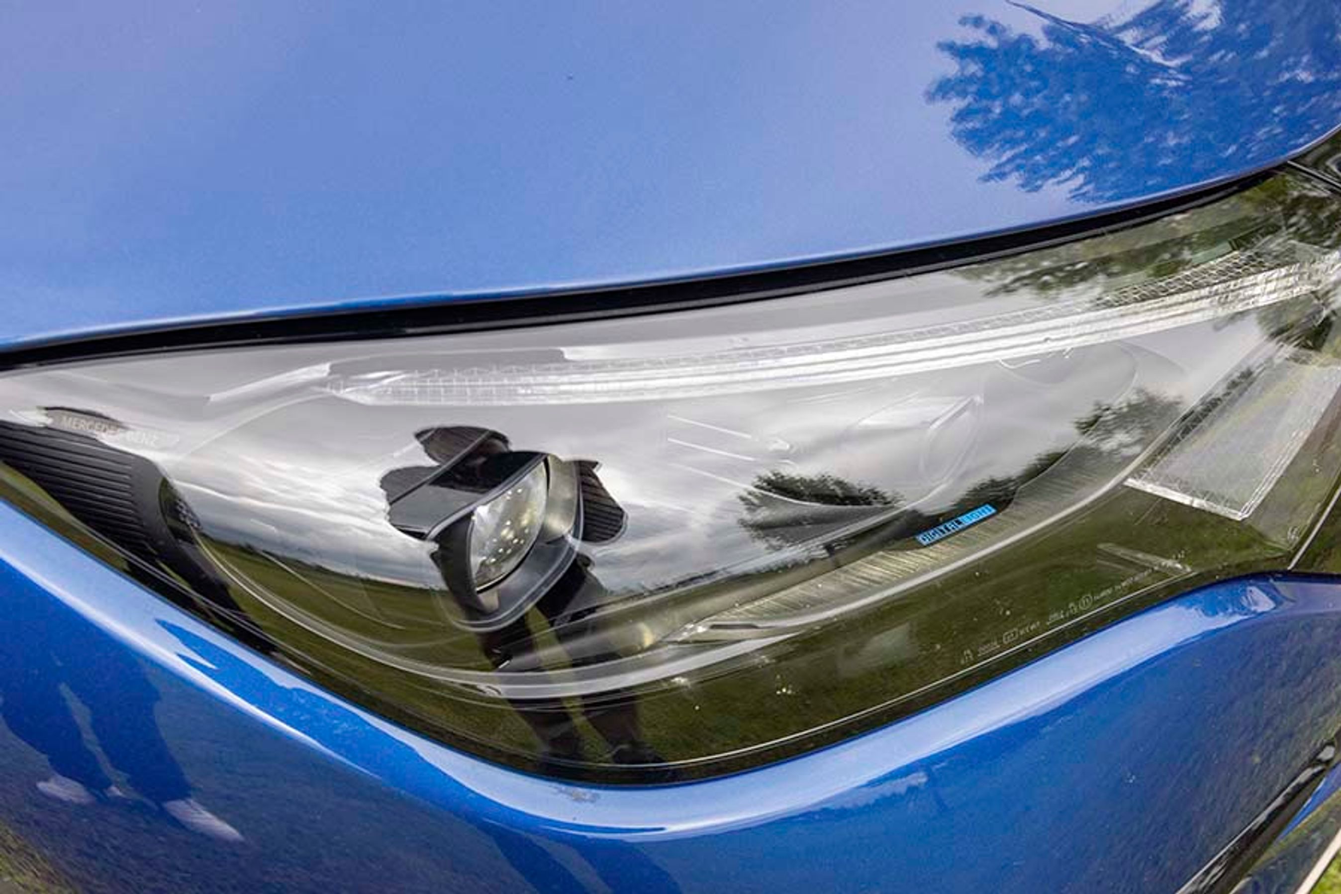 Forlygterne er altid af LED-typen, men man kan tilkøbe disse avancerede digitale forlygter, der ligefrem kan tegne symboler på vejbanen foran bilen, så man advares, hvis man f.eks. kommer for tæt på bilen foran.