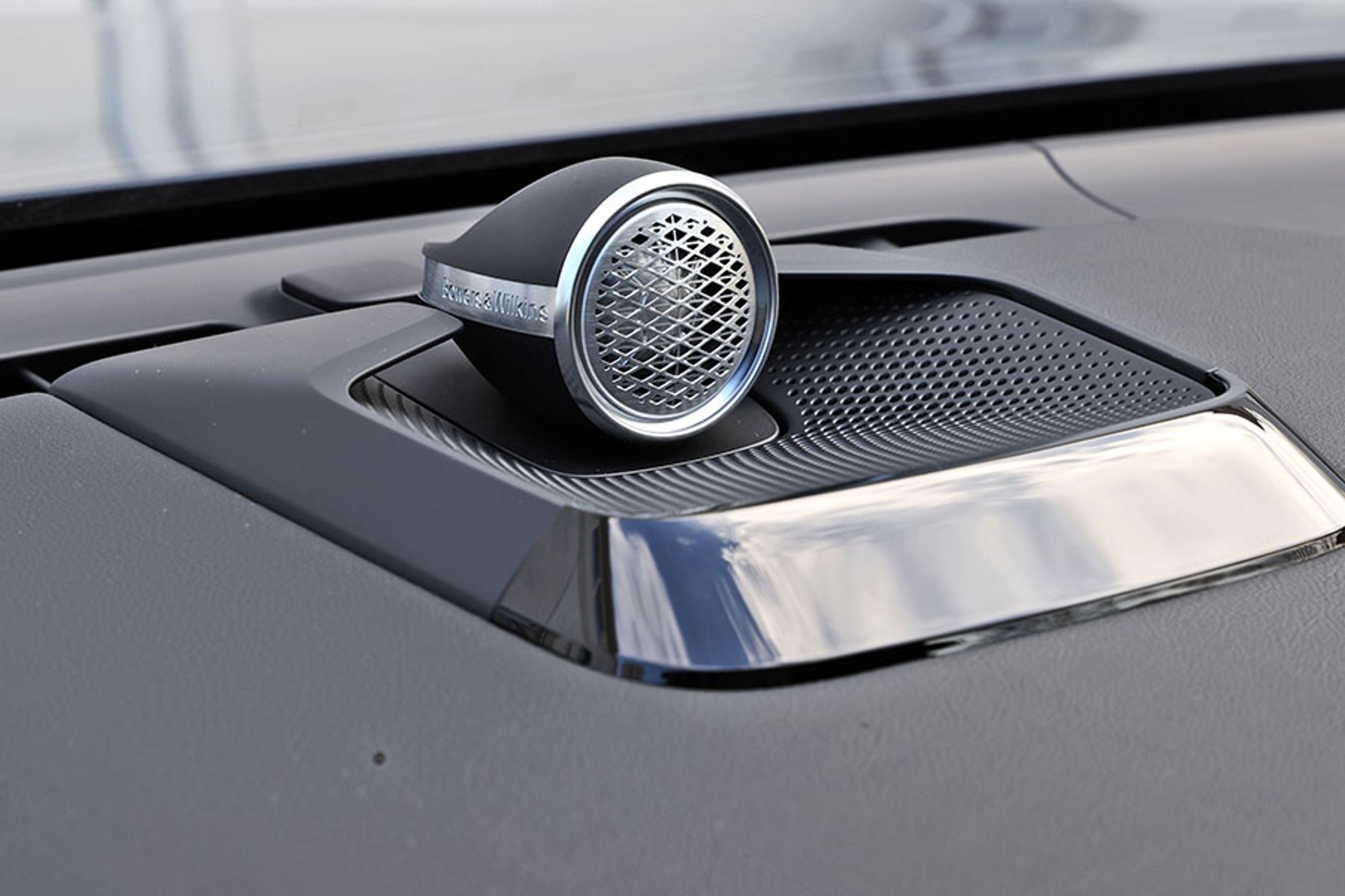 Lydanlægget fra Bowers & Wilkins koster 38.100 kroner ekstra og består af i alt 25 højttalere med tilsammen 1.610 Watt. Det giver en fremragende lyd, der nærmest omdanner kabinen til en koncertsal.