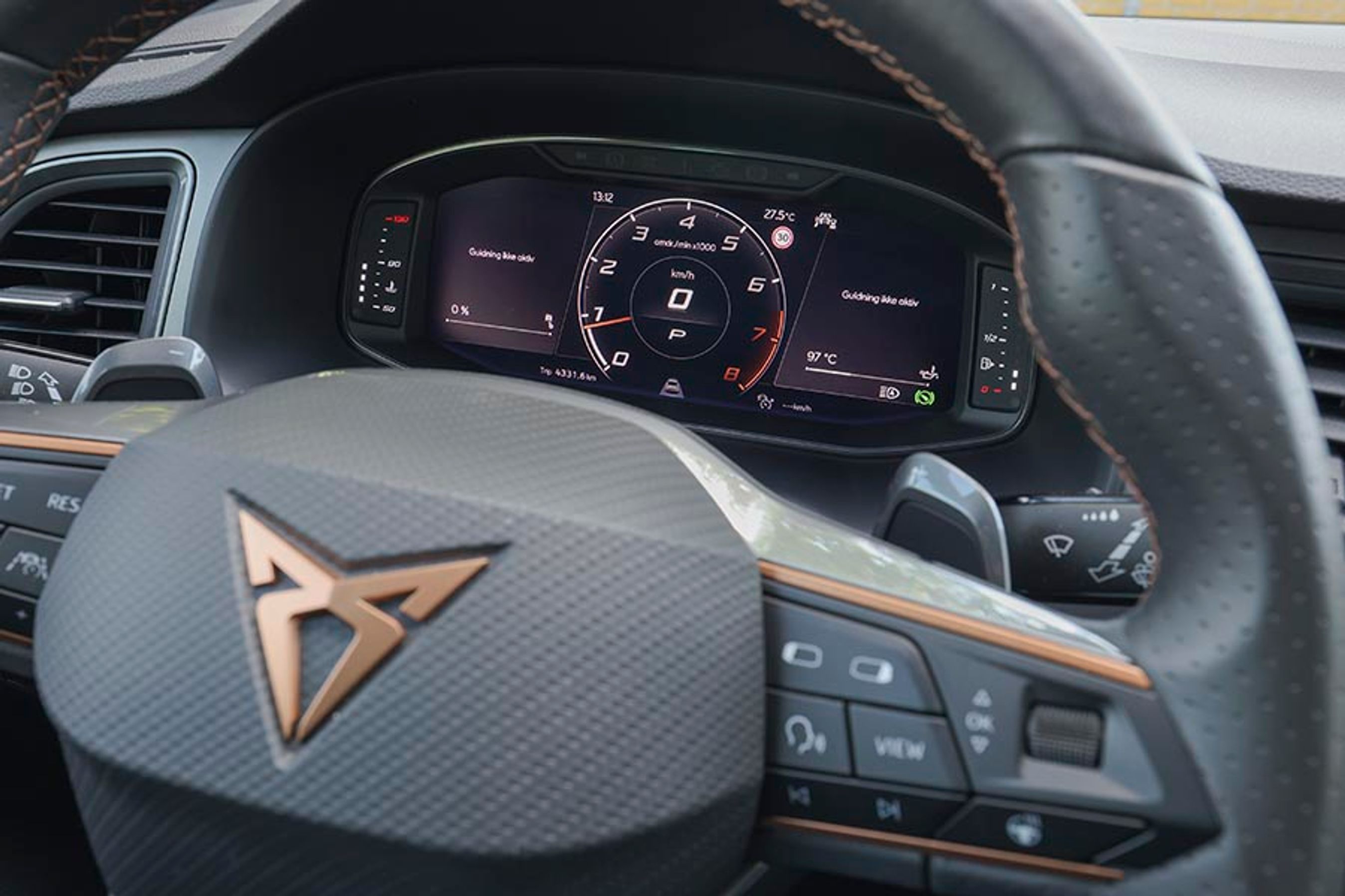 Man kan vælge flere forskellige visninger på det digitale display foran rattet. Her er det indstillet med en tydelig visning af hastigheden i midten.