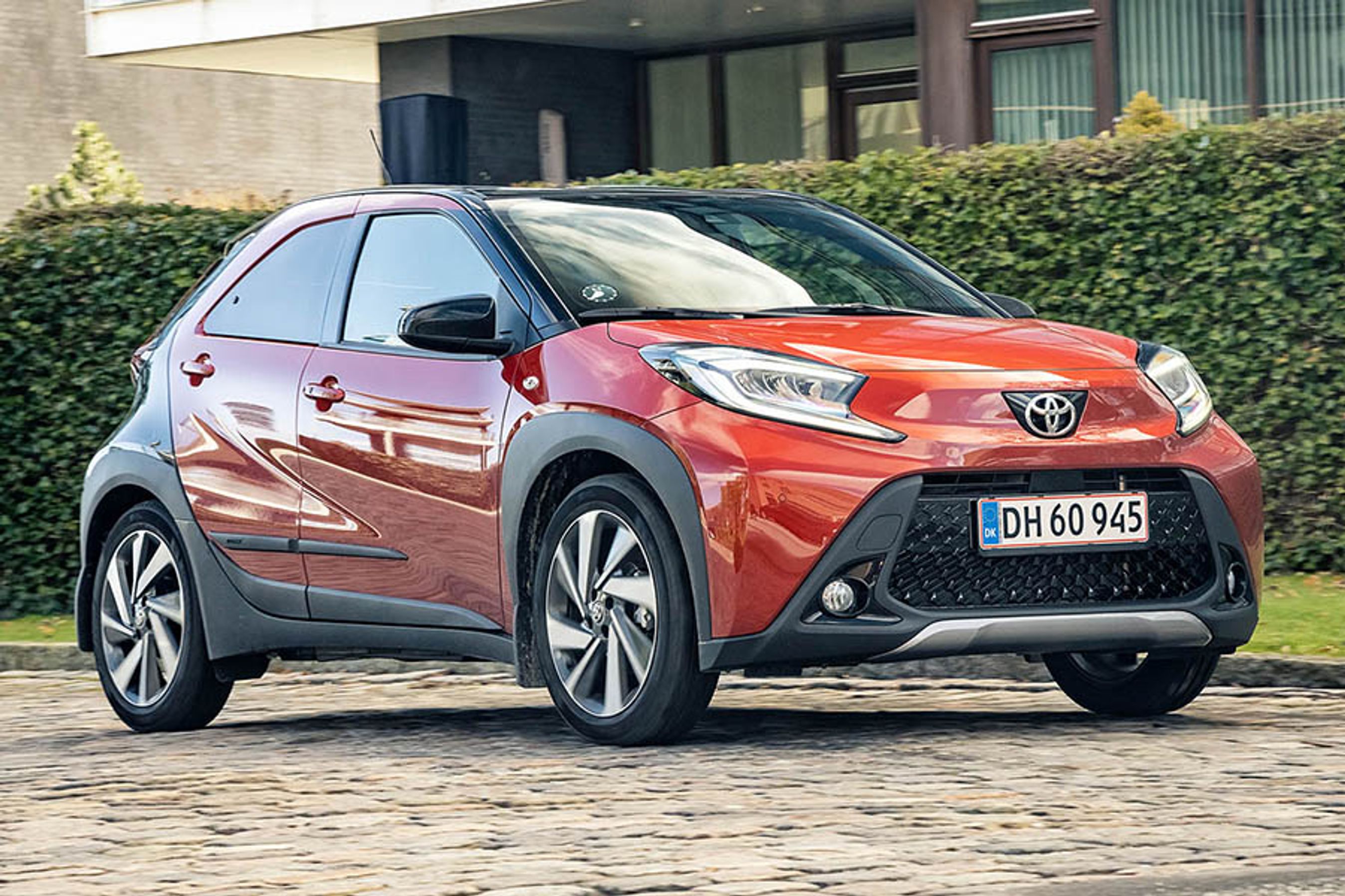 Aygo X er lidt mere offroadagtig i udtrykket end de tidligere generationer af mikrobilen Aygo.