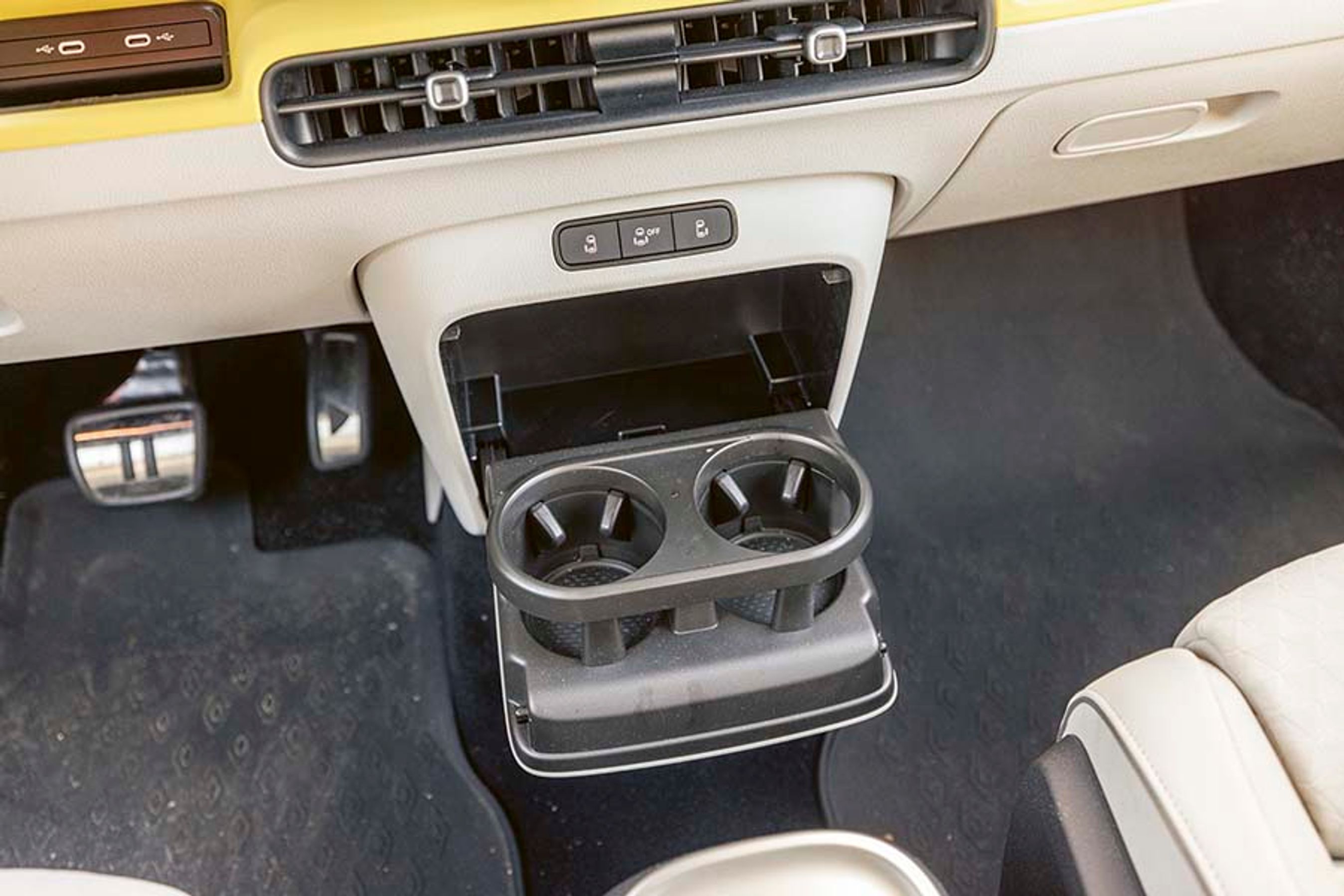 Der er fine kopholdere mellem forsæderne, hvilket er rart på lange ture.