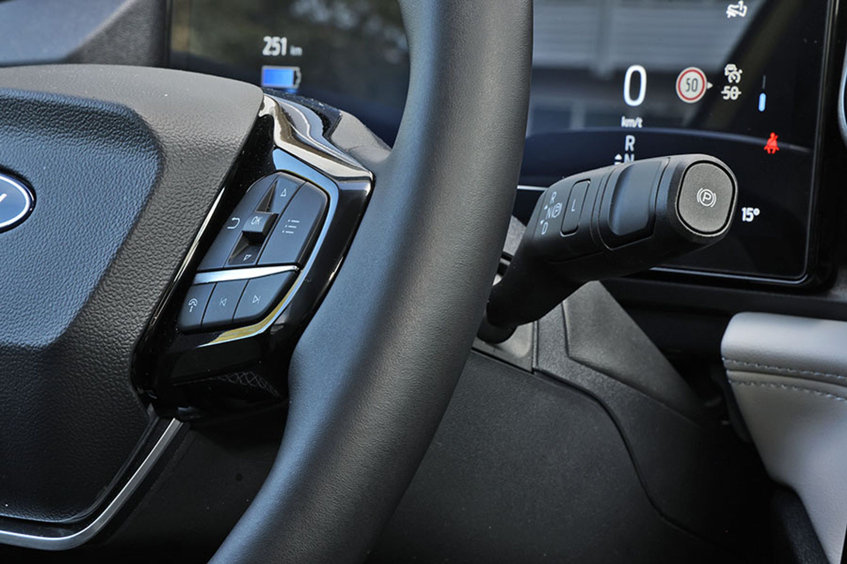 Gearvælgeren er placeret som en stilk til højre ved rattet, og den er meget let at betjene ved f.eks. manøvrer, hvor man skal skifte mellem at køre forlæns og baglæns.