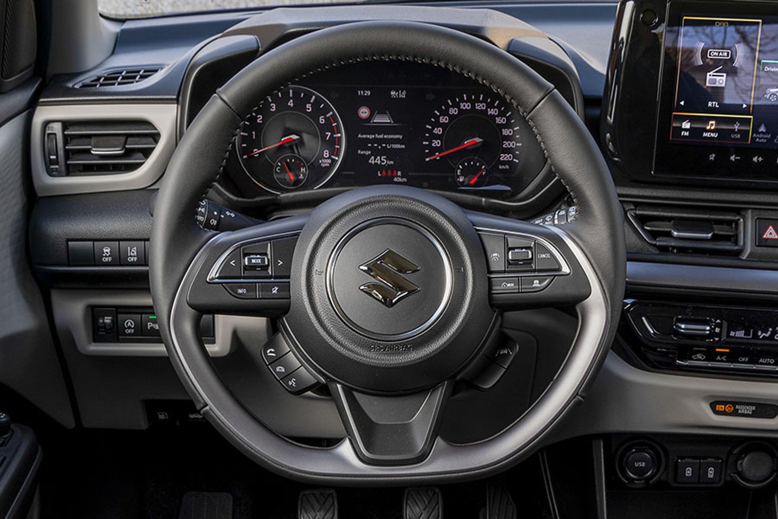 Fra rattets højre side styres den adaptive fartpilot, og der er desuden en glimrende vognbaneassistent.