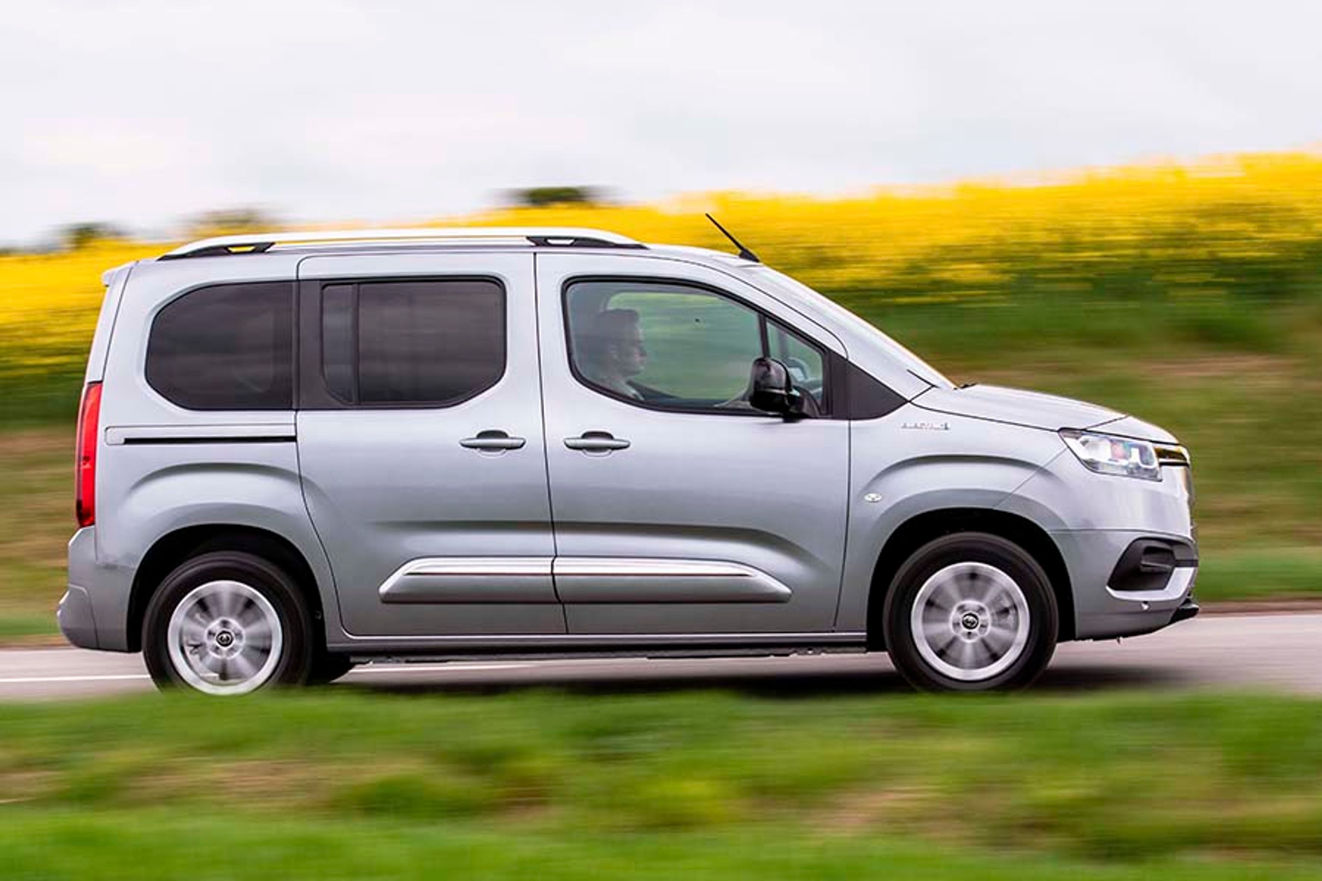 Man kan få Proace City Verso Electric i to længder med plads til henholdsvis fem og syv personer. Begge har to skydedøre, og her er det udgaven med fem sæder, vi har kørt. Den hedder Medium.