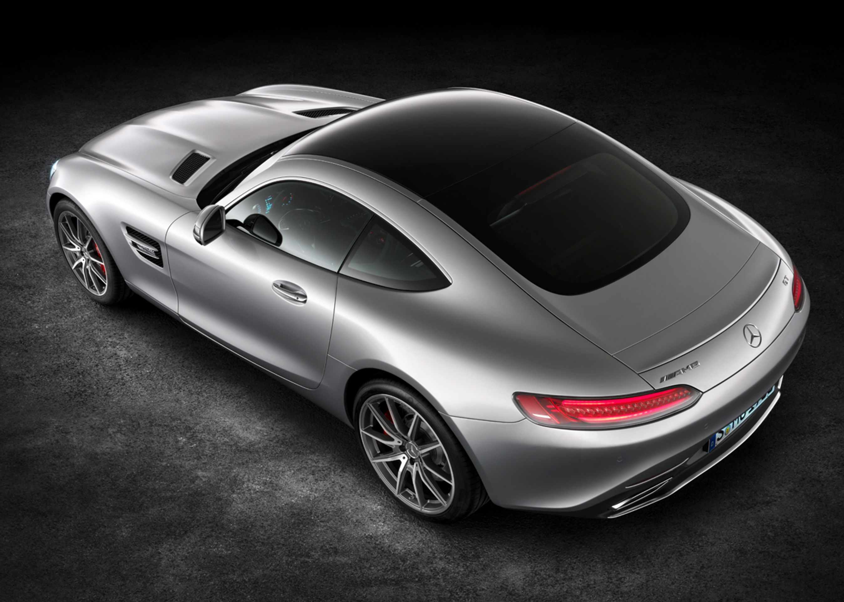 Sportsvognen har markante designtræk med den lange motorhjelm og den store bagrude.