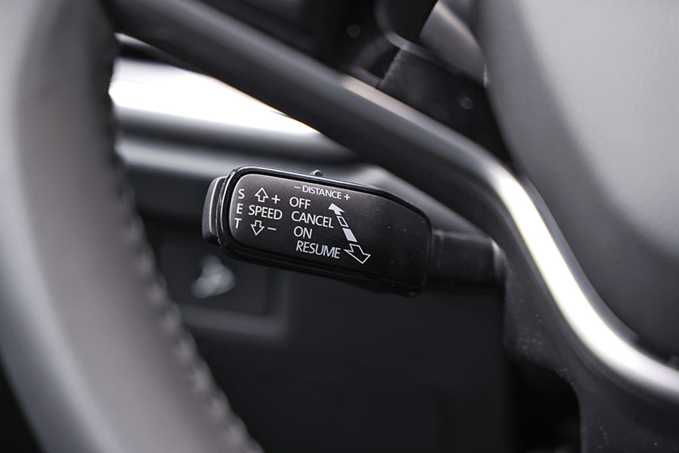 Fartpiloten betjenes via en stilk, der er skjult foran rattet. Den er nem nok at betjene, når man har lært den at kende, men i starten stjæler den opmærksomheden fra trafikken, hvilket ikke er godt.