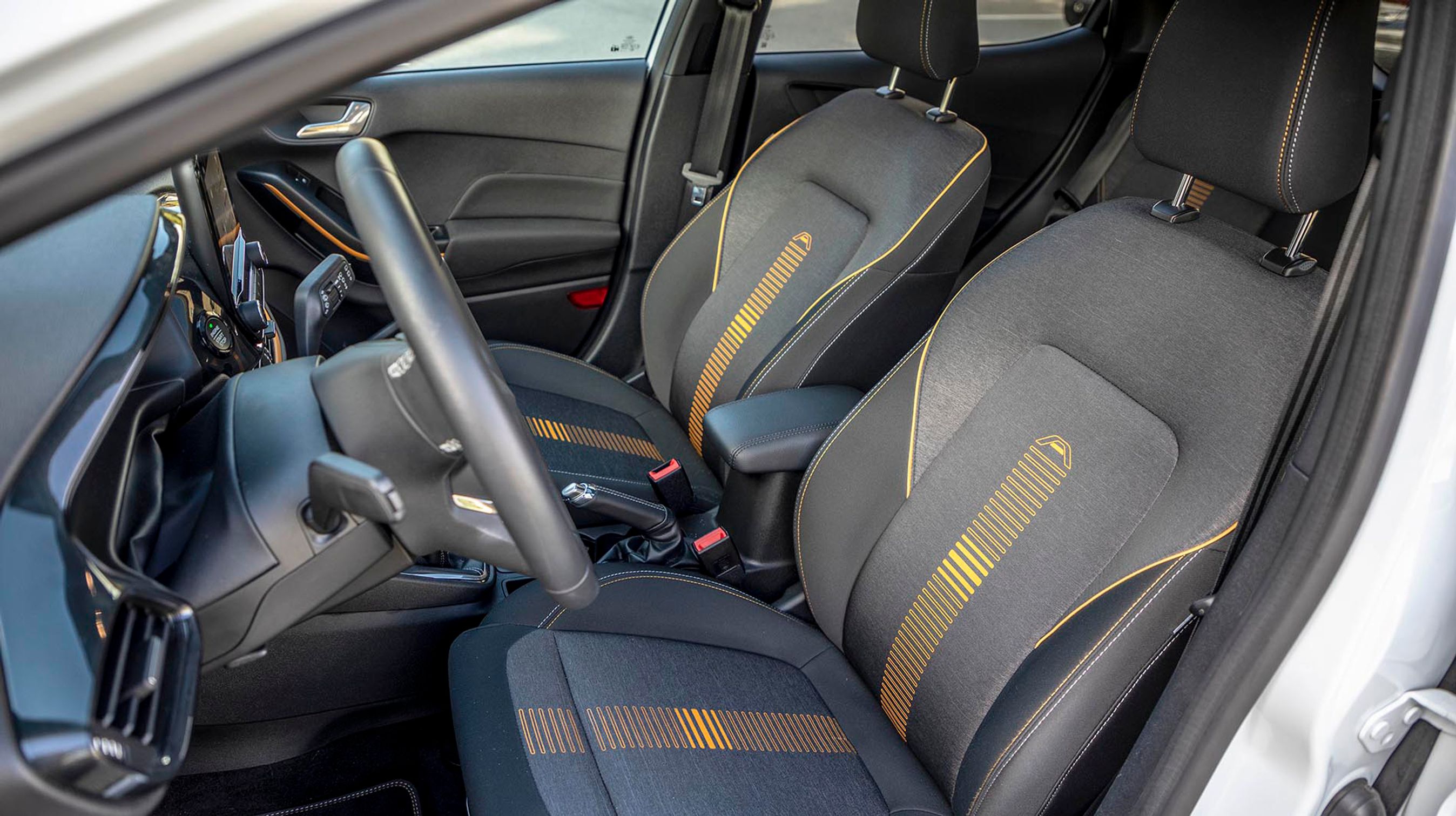 Sæderne er udstyret med orange staffering – og det er uanset, hvilken udvendig farve man vælger.