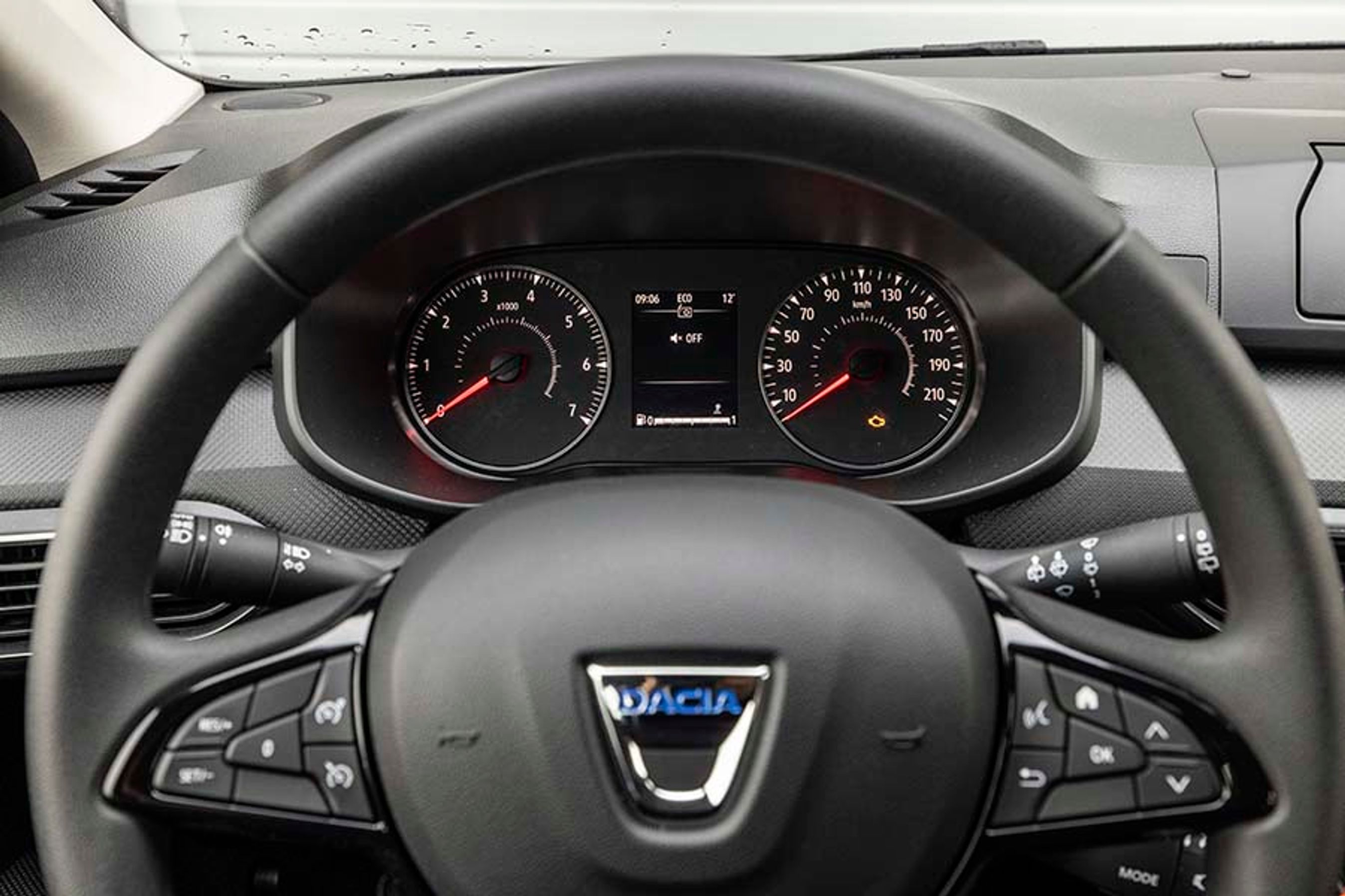 Instrumenthuset er klassisk indrettet med to urskiver, der viser hastighed og omdrejningstal. I midten er et lille display, hvorfra man kan aflæse forbrugstal etc.