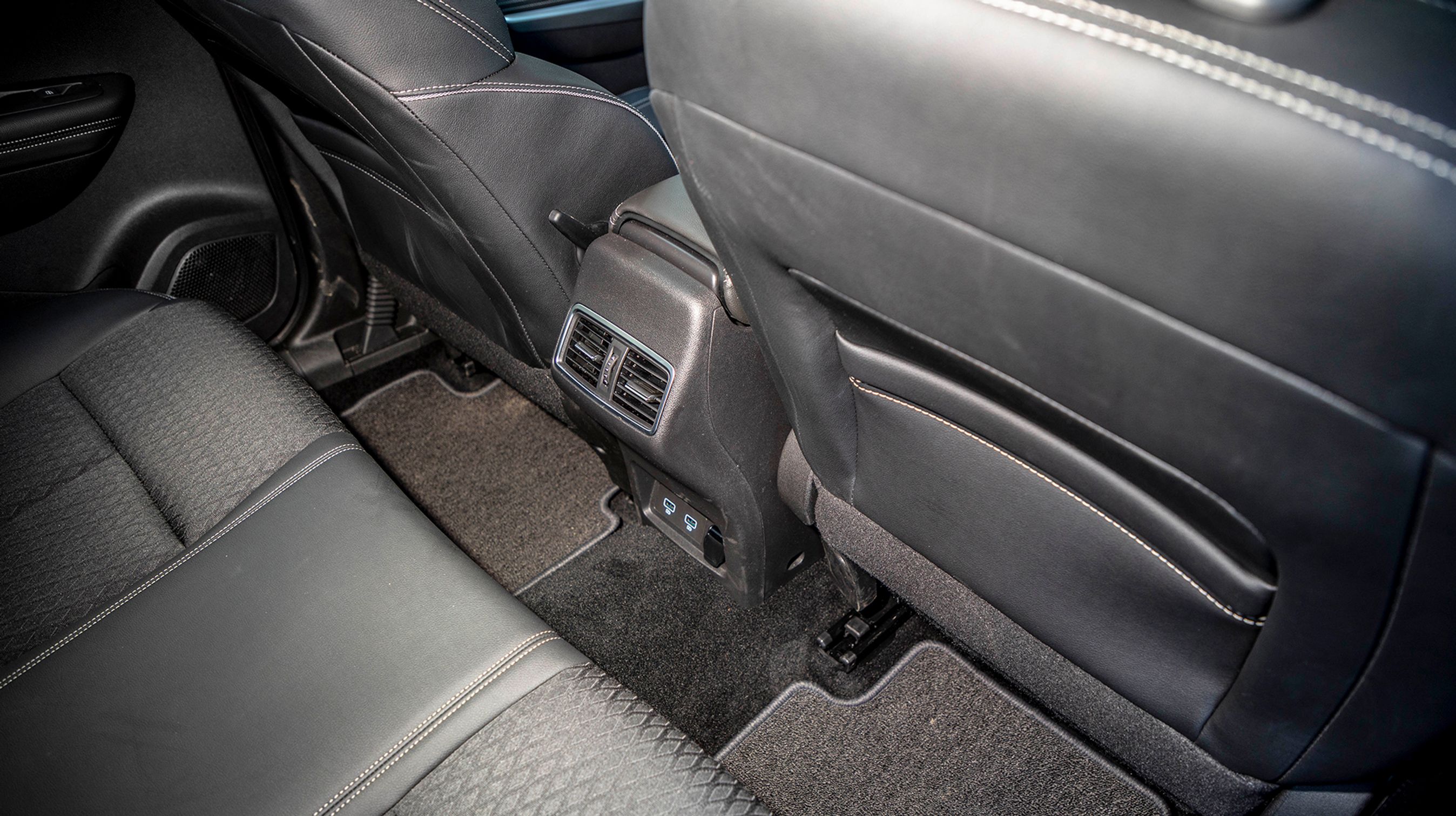 Der er friskluftdyser og strømudtag til bagsædets passagerer, hvilket øger komforten betydeligt. På den måde er Kadjar en fin familiebil.