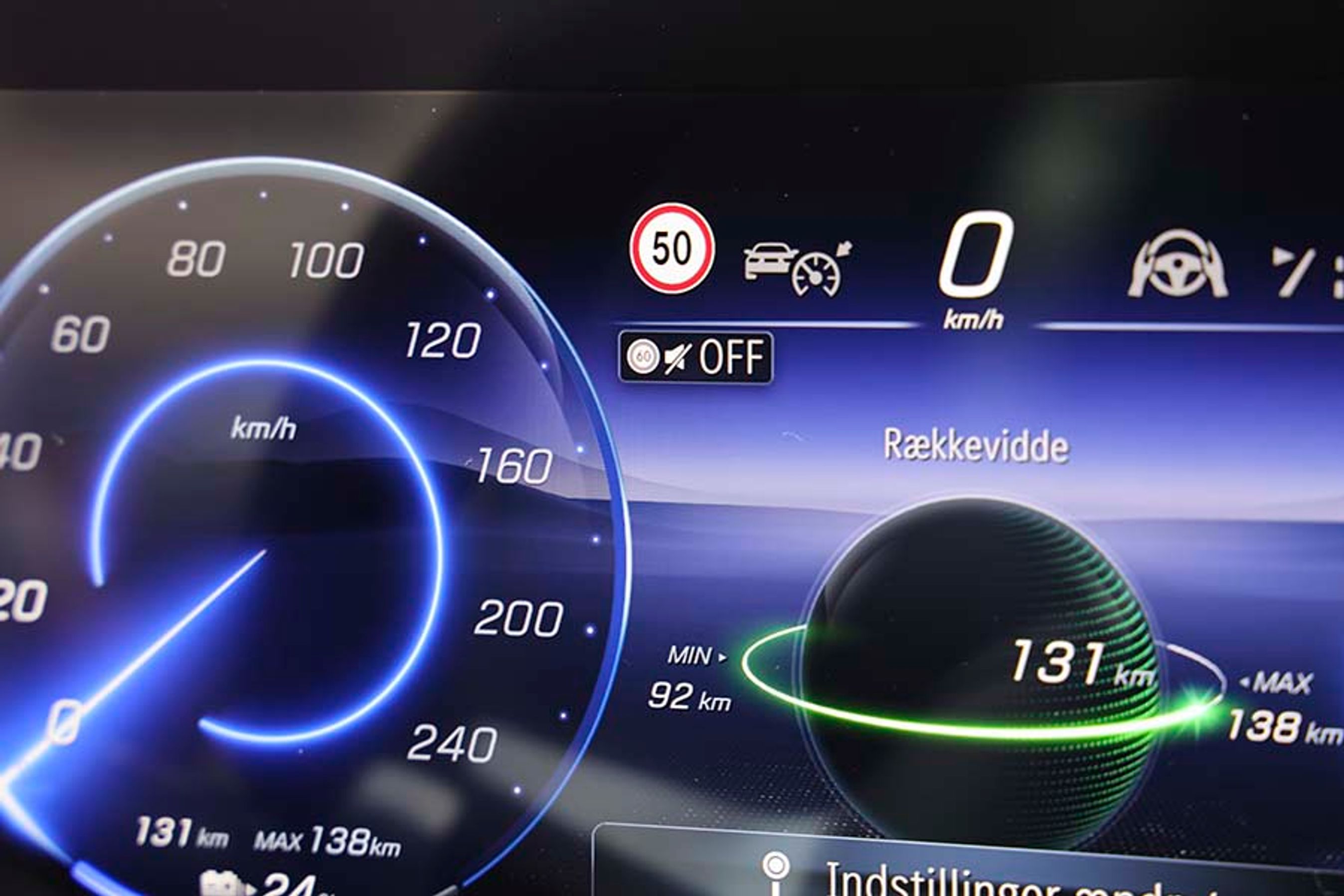 Holder man mute-knappen inde på rattet, slår man alle advarsler fra assistentsystemerne fra. Det er en fin løsning, som mange andre bilproducenter med fordel kunne kopiere, i stedet for at man skal ind i mange undermenuer, hvis man vil slå det fra.