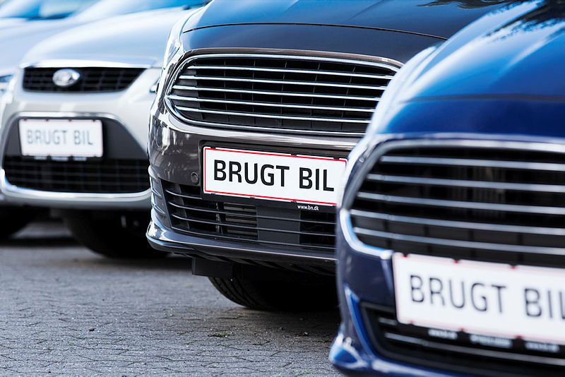 Brugte biler parkeret på stribe