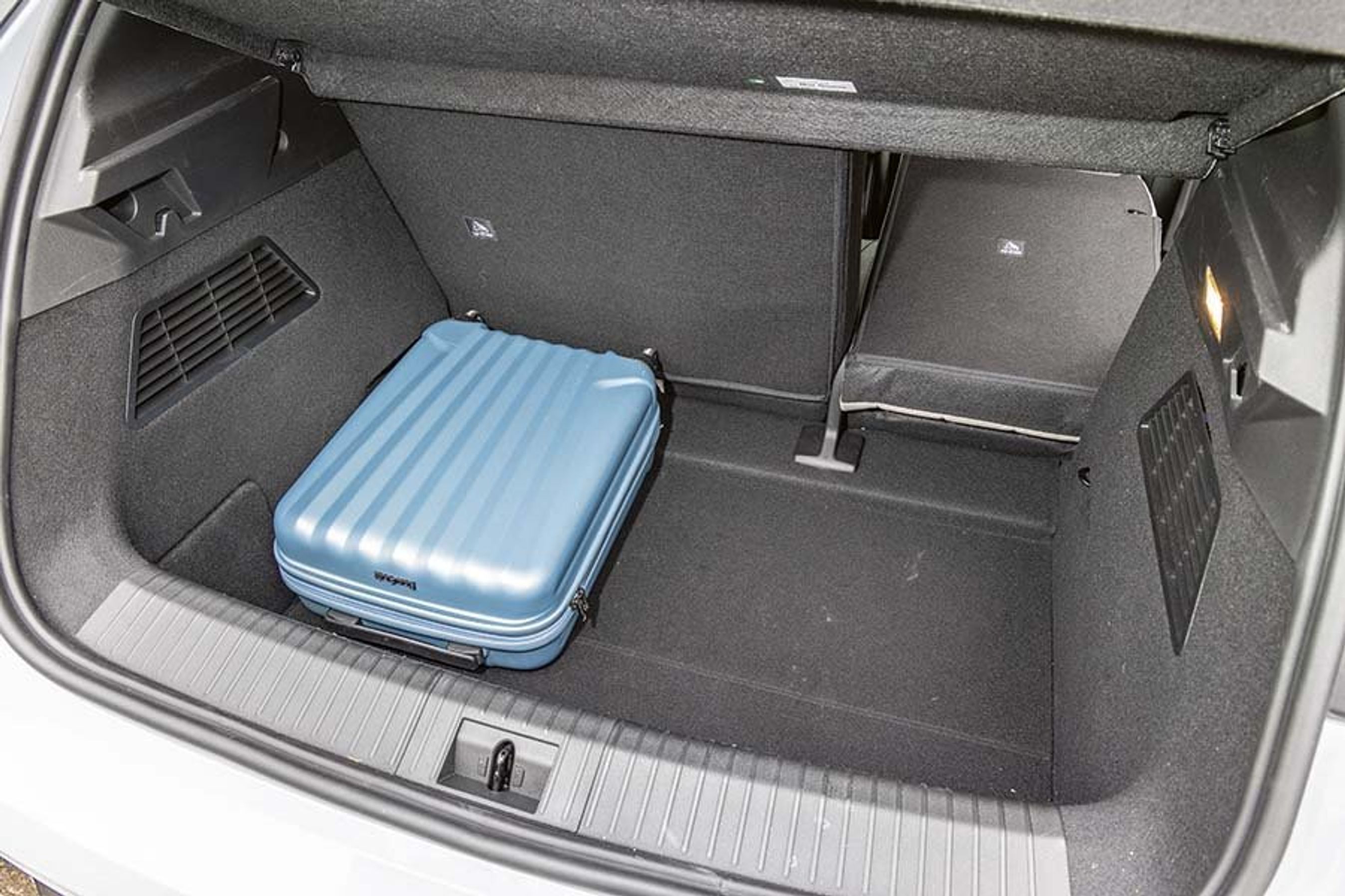 Bagagerummet er dybt og rummer i alt 440 liter.