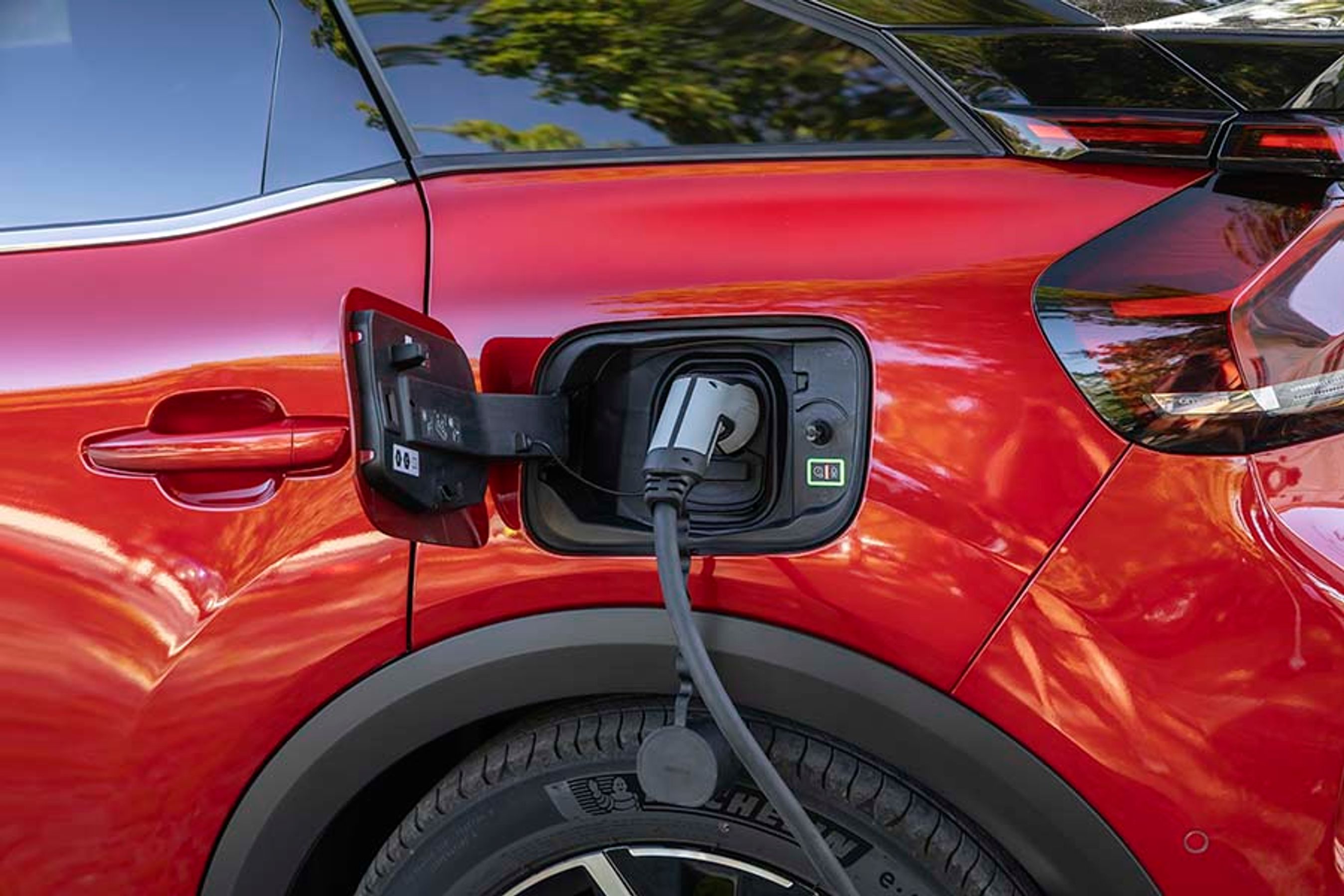 Ladestikket er placeret ved venstre baghjul, og hjemme kan bilen lades med 11 kW via tre faser, og på farten kan bilen lades med op til 100 kW.