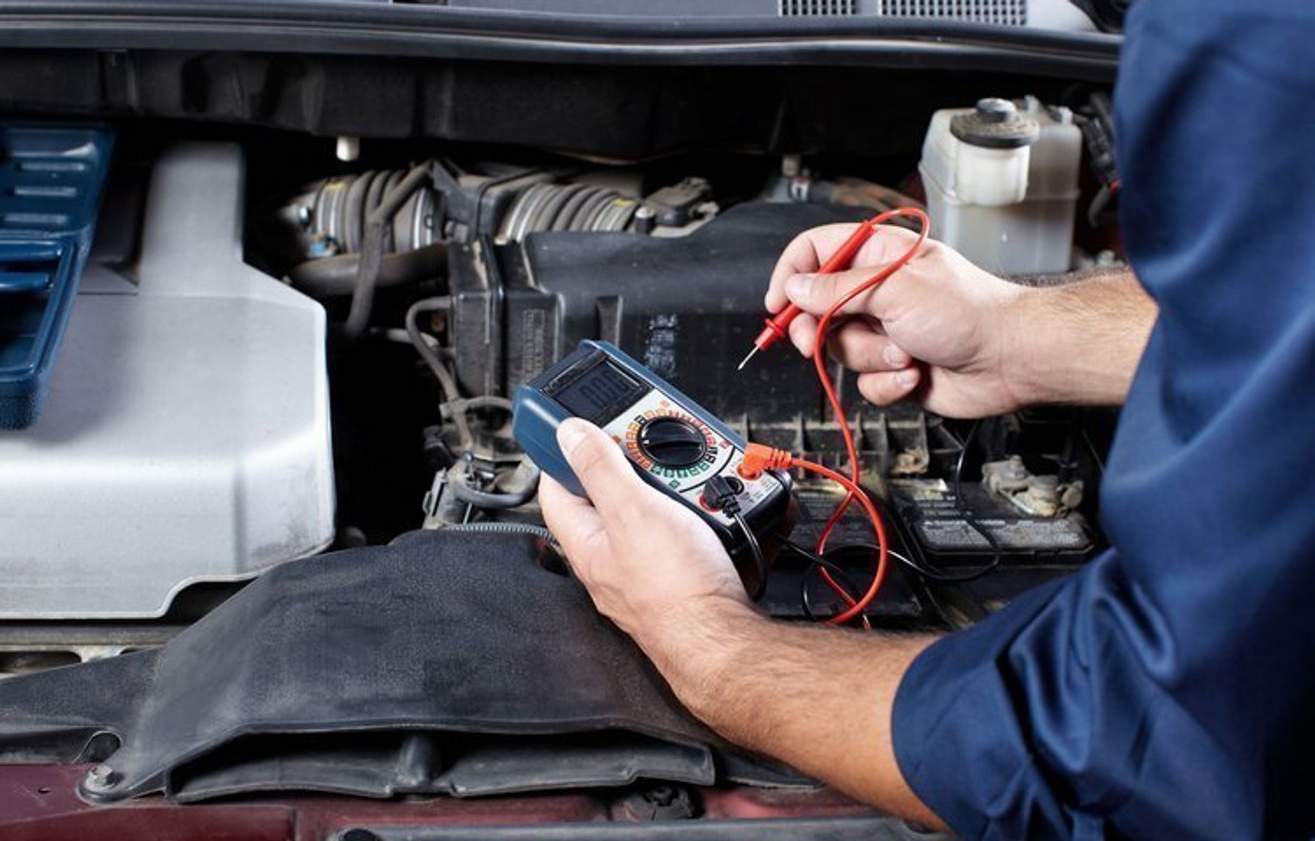 Mekaniker måler batteri