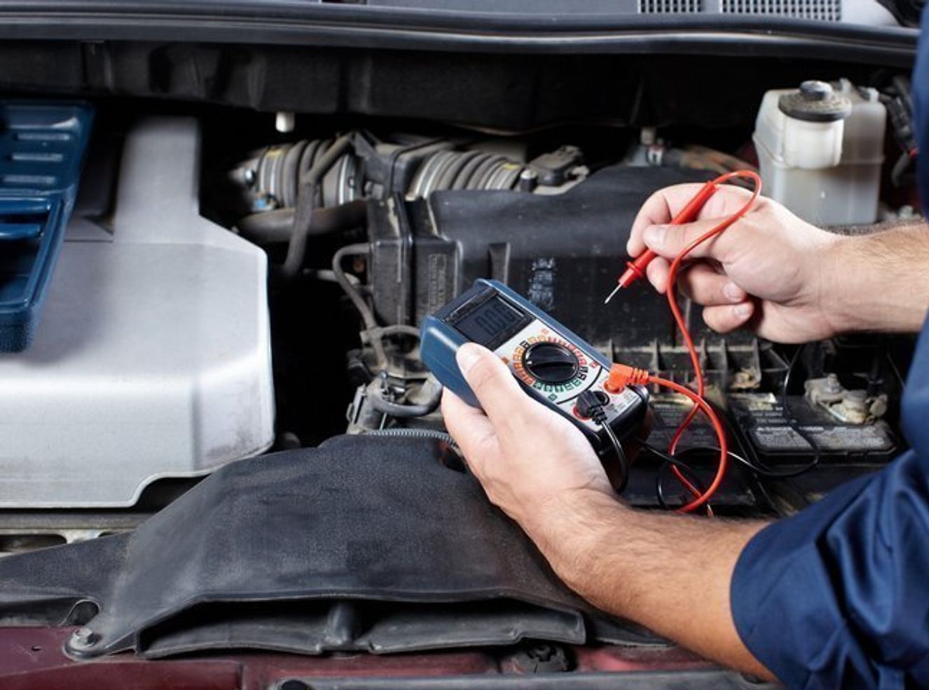 Mekaniker måler batteri