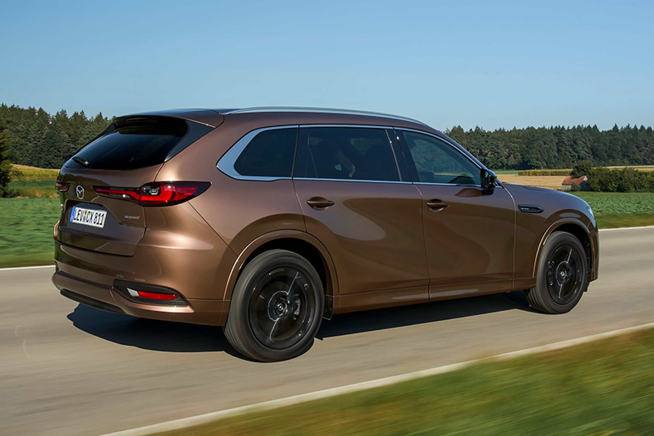 CX-80 har ikke lys i baglygterne i automatisk indstilling. Bilen må trække op til 2.500 kg. Med en køreklar vægt på 2.200 kg kræver det dog mere end almindeligt B-kørekort at udnytte.