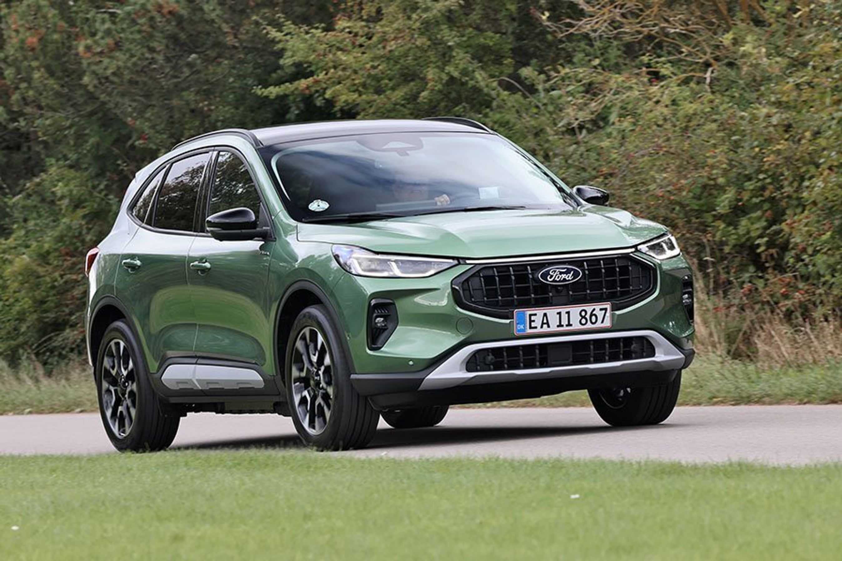 Grøn Ford Kuga kører på vej