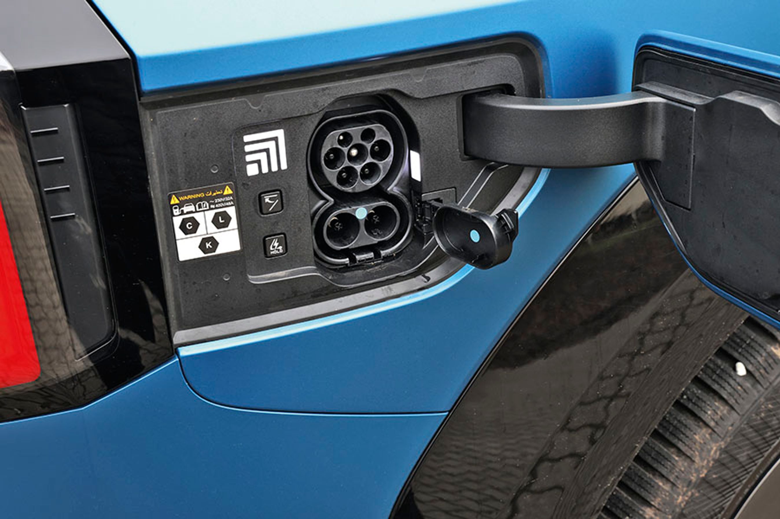 Ladestikket er placeret bag en elektrisk ladeklap ved højre baghjul. Hjemme kan man lade med 11 kW via tre faser, og på farten kan man lade bilen op med op til 240 kW – hurtigst via en 800-volts ladestation.