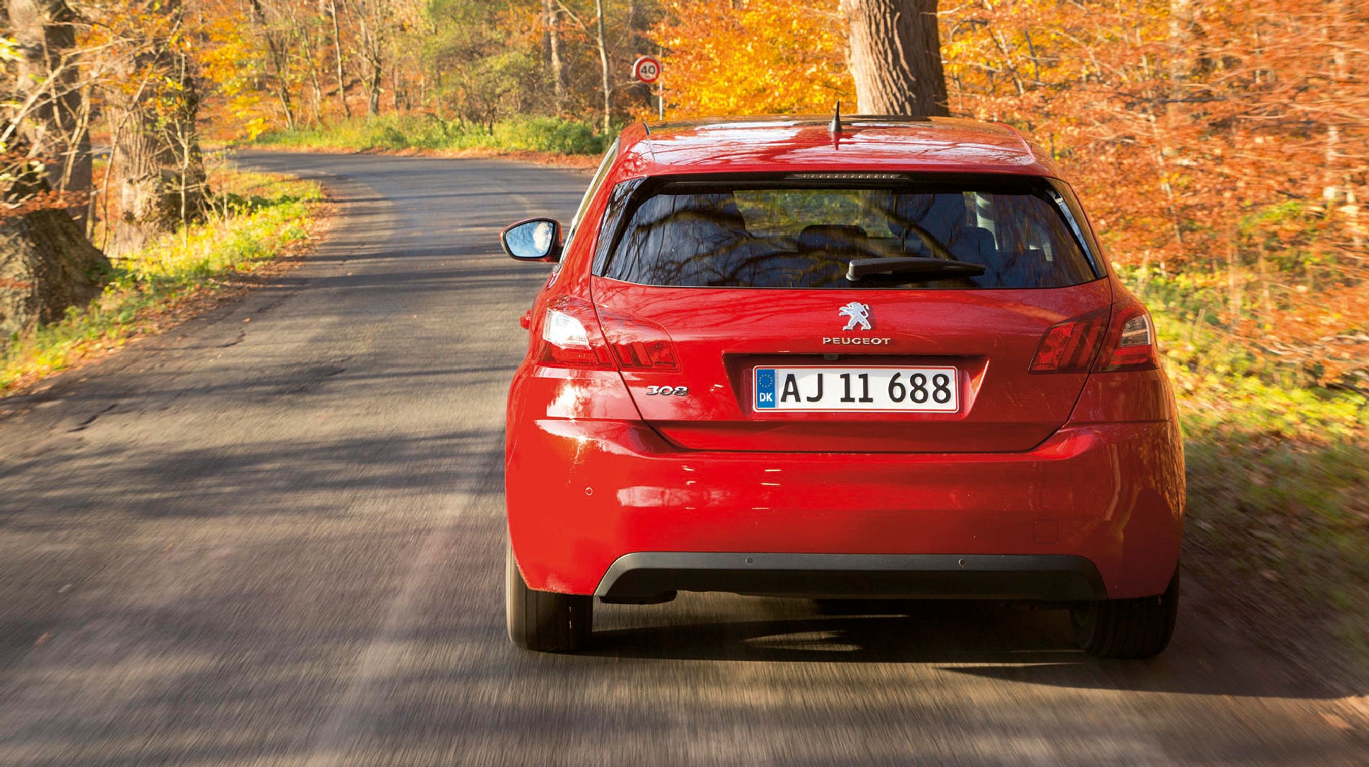 Peugeot 308 er blevet rigtig flot at se på og er langt fra forgængerens mere klumpede former. Udstødningsrøret er gemt helt væk under bilen.Akselafstanden på 262 cm er kun et par cm mindre end i VW Golf, men pladsen ved bagsædet er desværre en hel del mere kneben. Ved forsæderne kan man til gengæld nyde masser af plads, man sidder godt, og ryghældningen justeres let. 