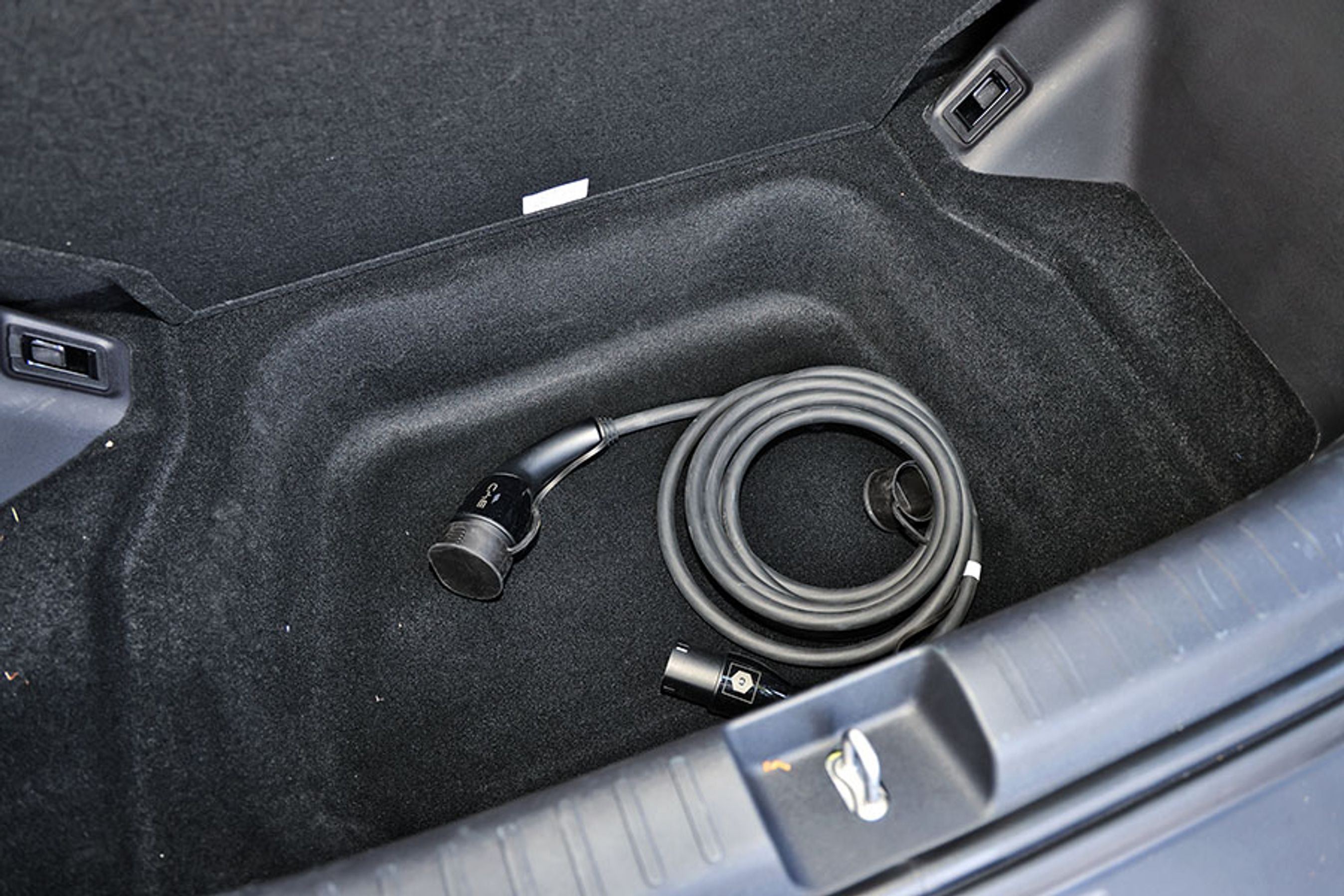 I et ekstra rum under gulvet i bagagerummet er der plads til f.eks. ladekabler.