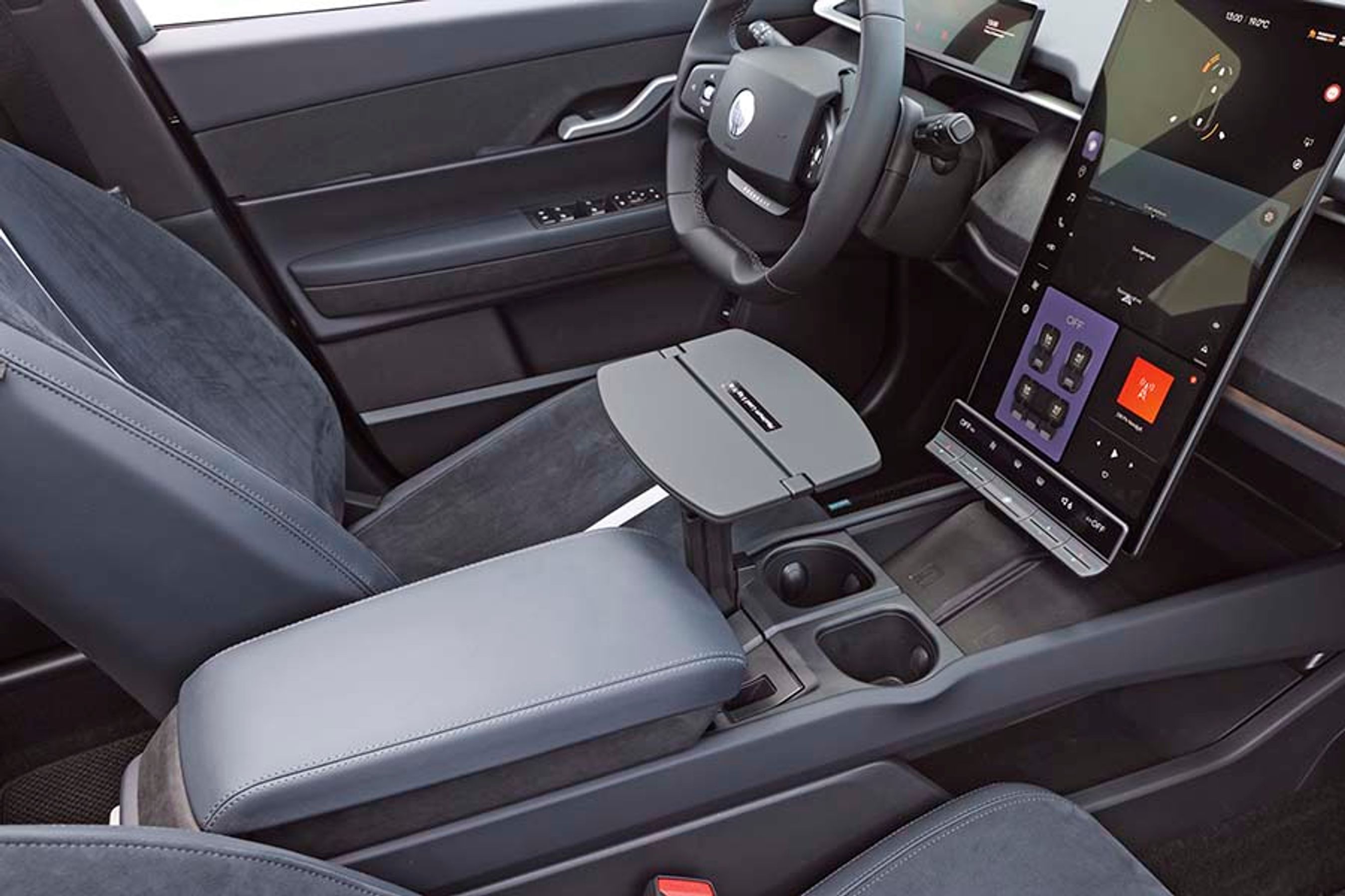 I midterkonsollen findes to klapborde, som f.eks. kan bruges til en pc eller til spisning i bilen.