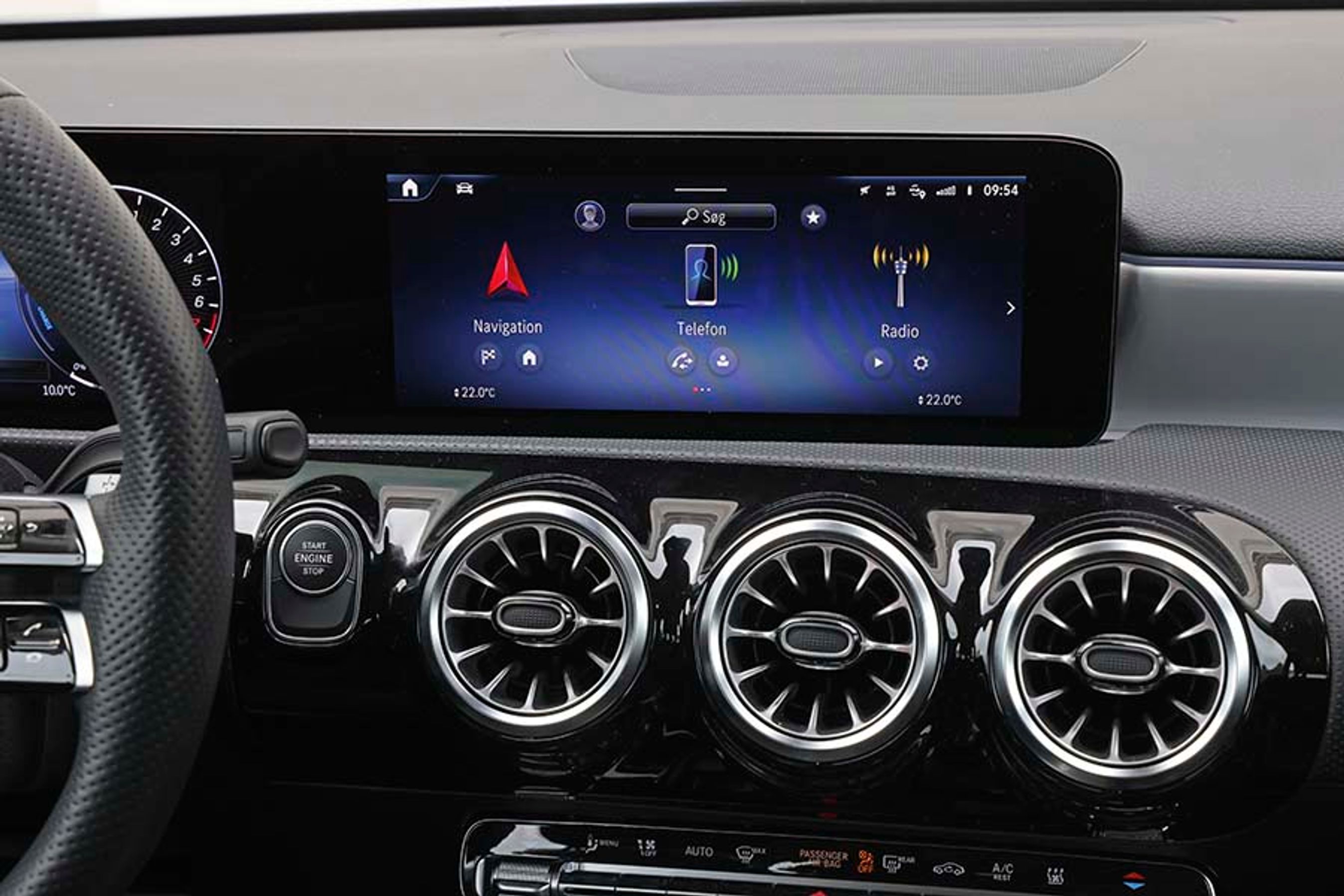 Skærmen er placeret lige vel langt nok væk fra føreren. I en så dyr bil er det underligt, at man skal betale 5.000 kr. ekstra for smartphone-integration. 