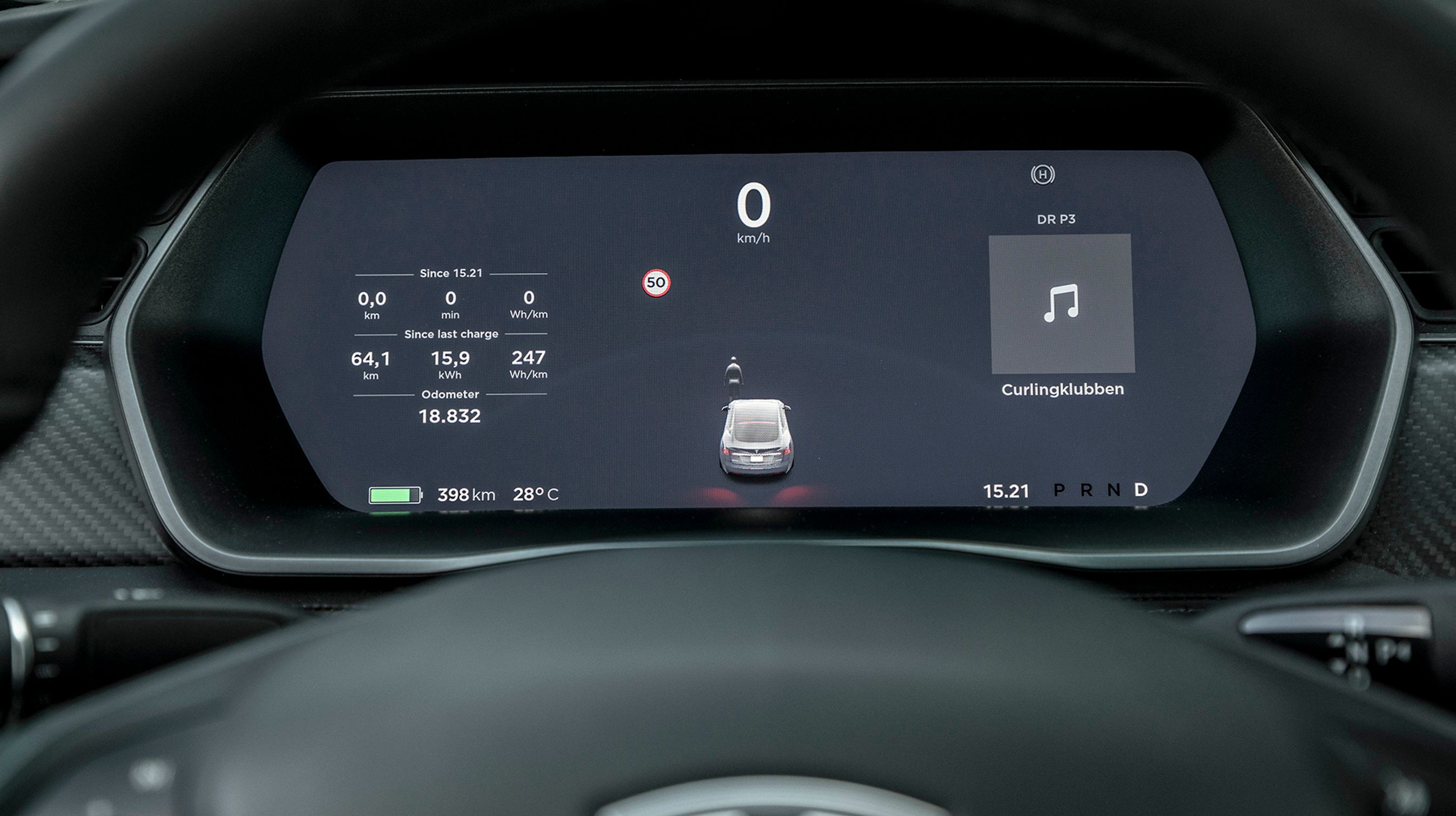 Instrumenthuset er en stor skærm med et stort digitalt speedometer i toppen. Desværre kan det ikke personaliseres i sin opbygning.