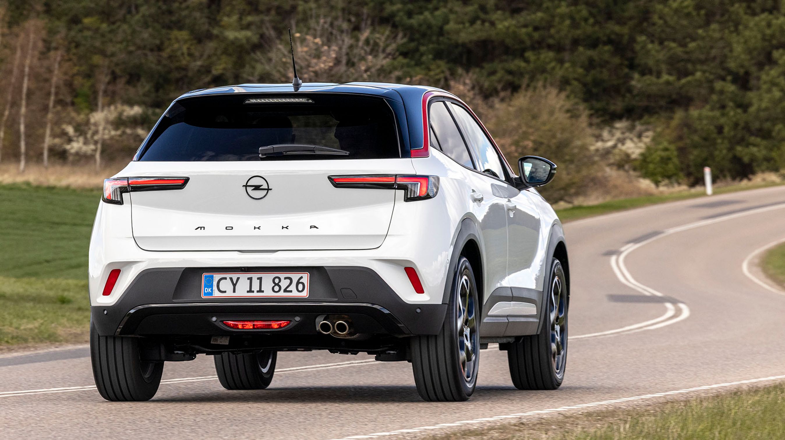 Opel Mokka er bygget på samme platform som Peugeot 2008, DS3 og Citroën C4, men har stadig et meget germansk udtryk. Alle fire biler bygges på den samme fabrik i Frankrig.