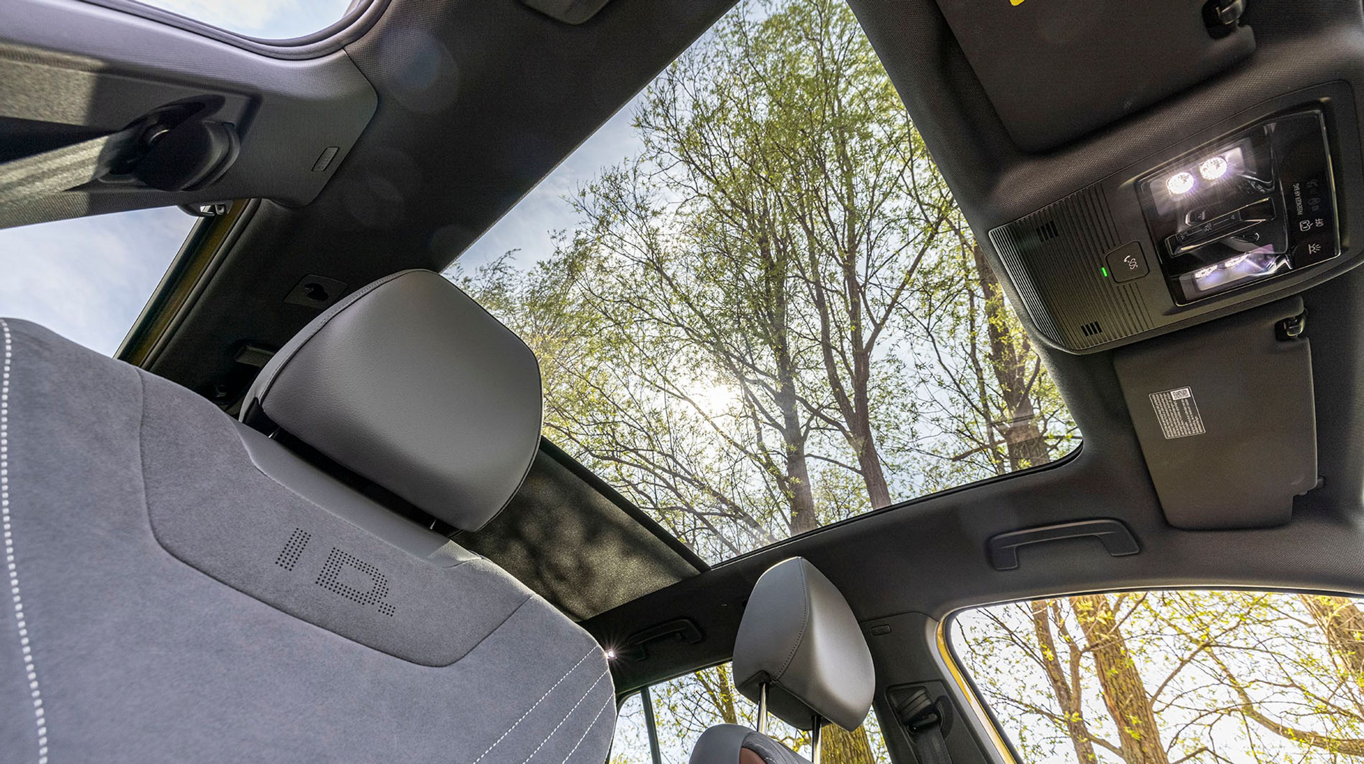 Et glastag, der ikke kan åbnes, er ekstraudstyr til 8.500 kr., men det kræver, at man også har tilkøbt en designpakke til 15.000 kr. Under glastaget er der et elektrisk rullegardin.