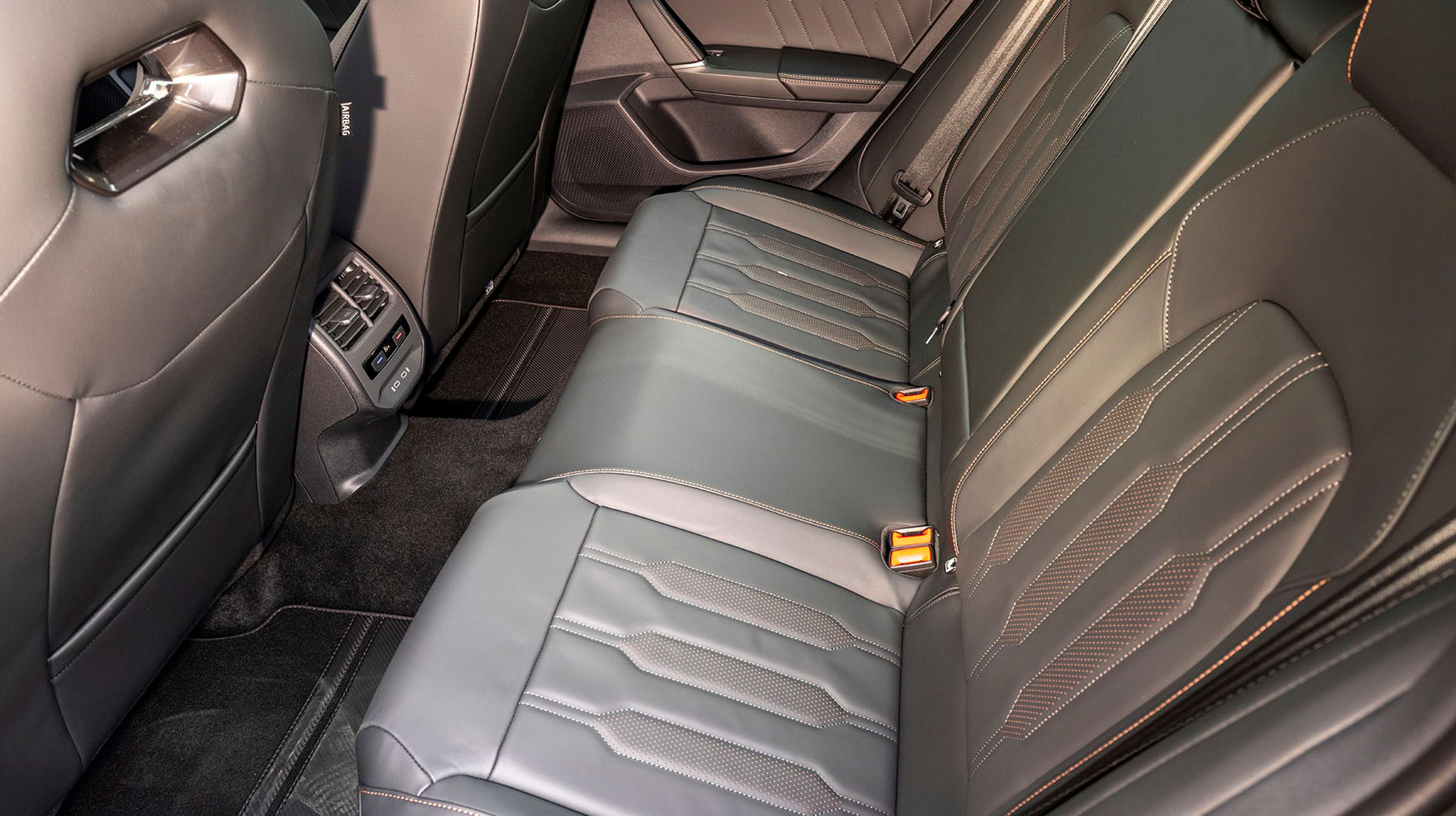 Der er fin plads ved bagsædet, og der er friskluftdyser mellem forsæderne.