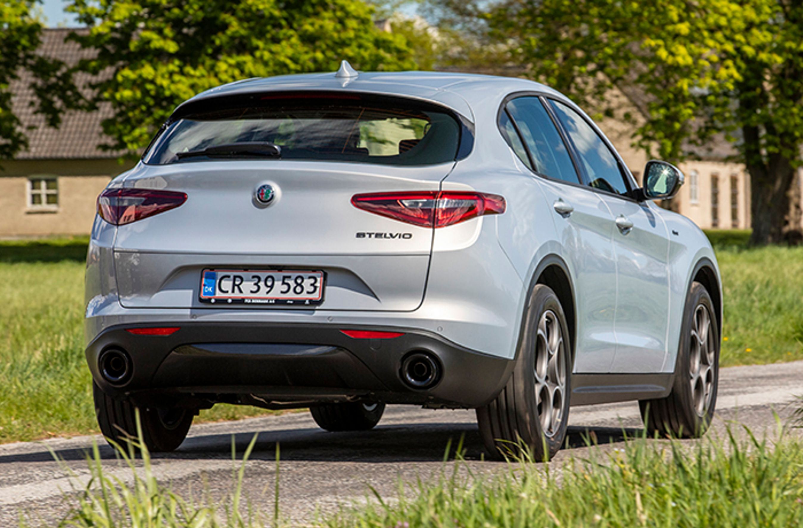 Alfa Romeo Stelvio set bagfra