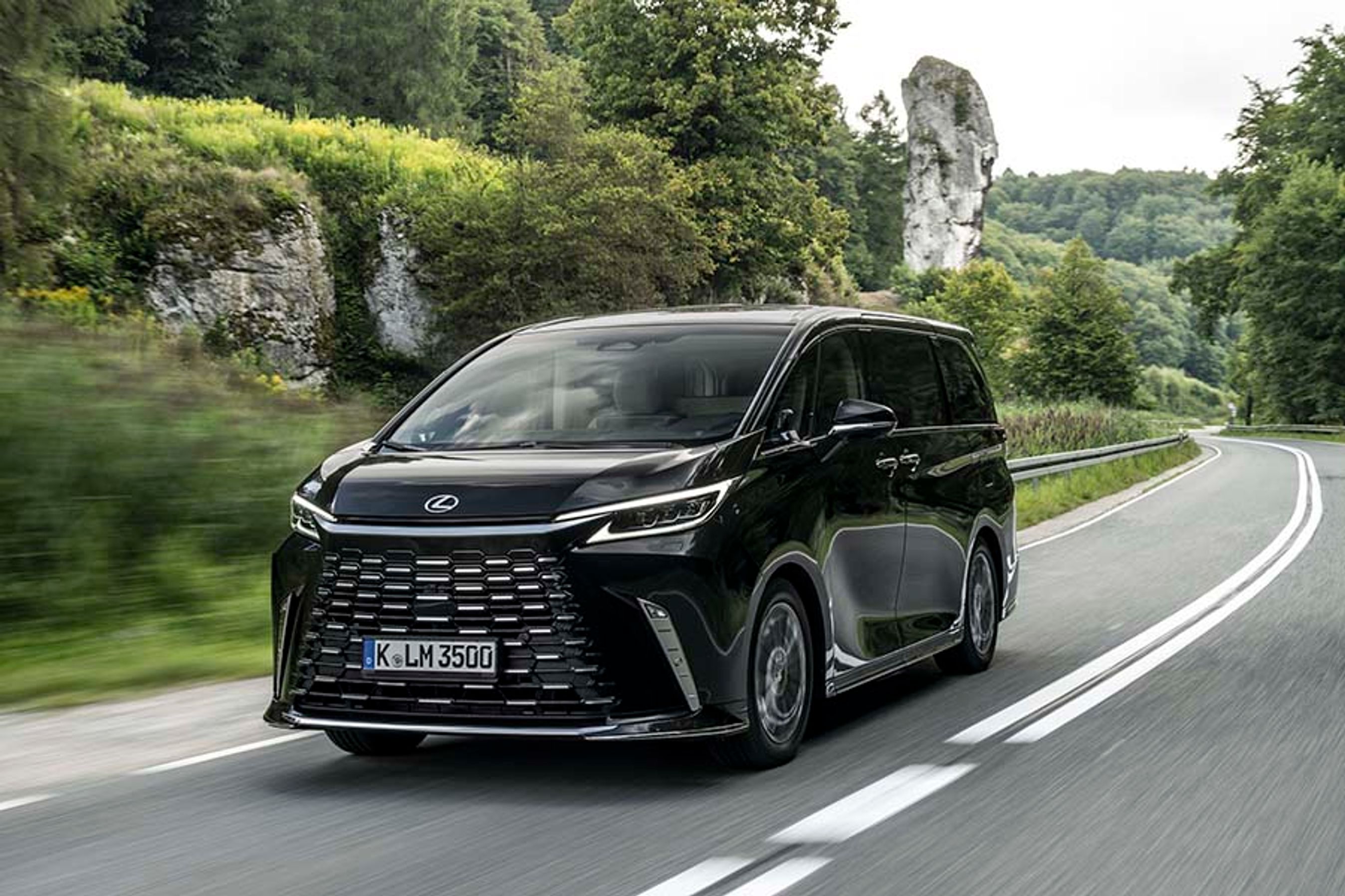 Lexus LM er en over fem meter lang minibus med den voldsomme grill, som Lexus har været kendt for, men nu ellers har forladt.
