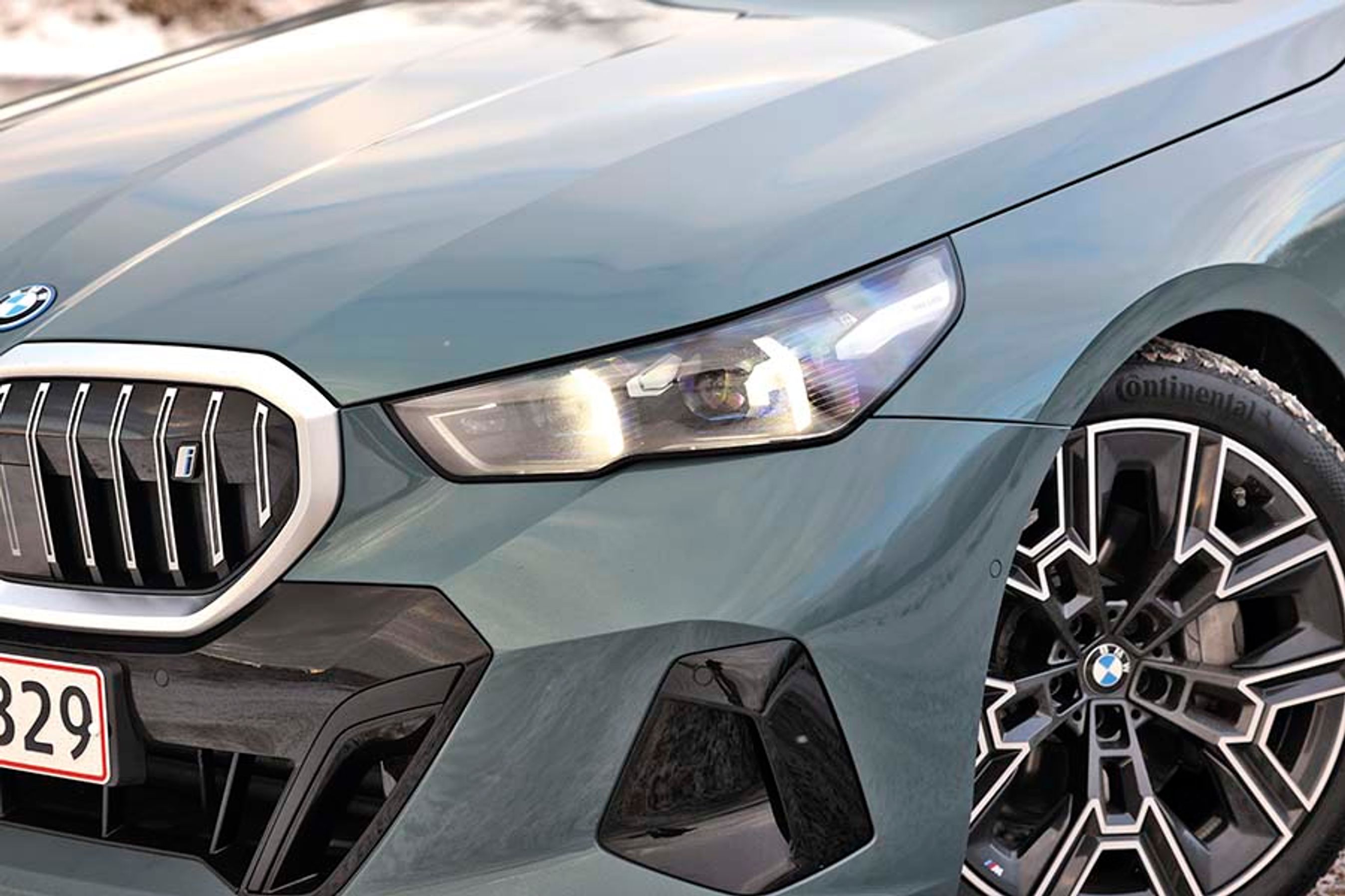 Som standard er der adaptive LED-forlygter med en fjernlysassistent, der blænder ned for modkørende. De giver et glimrende lys, uden at det er det bedste, vi har set.