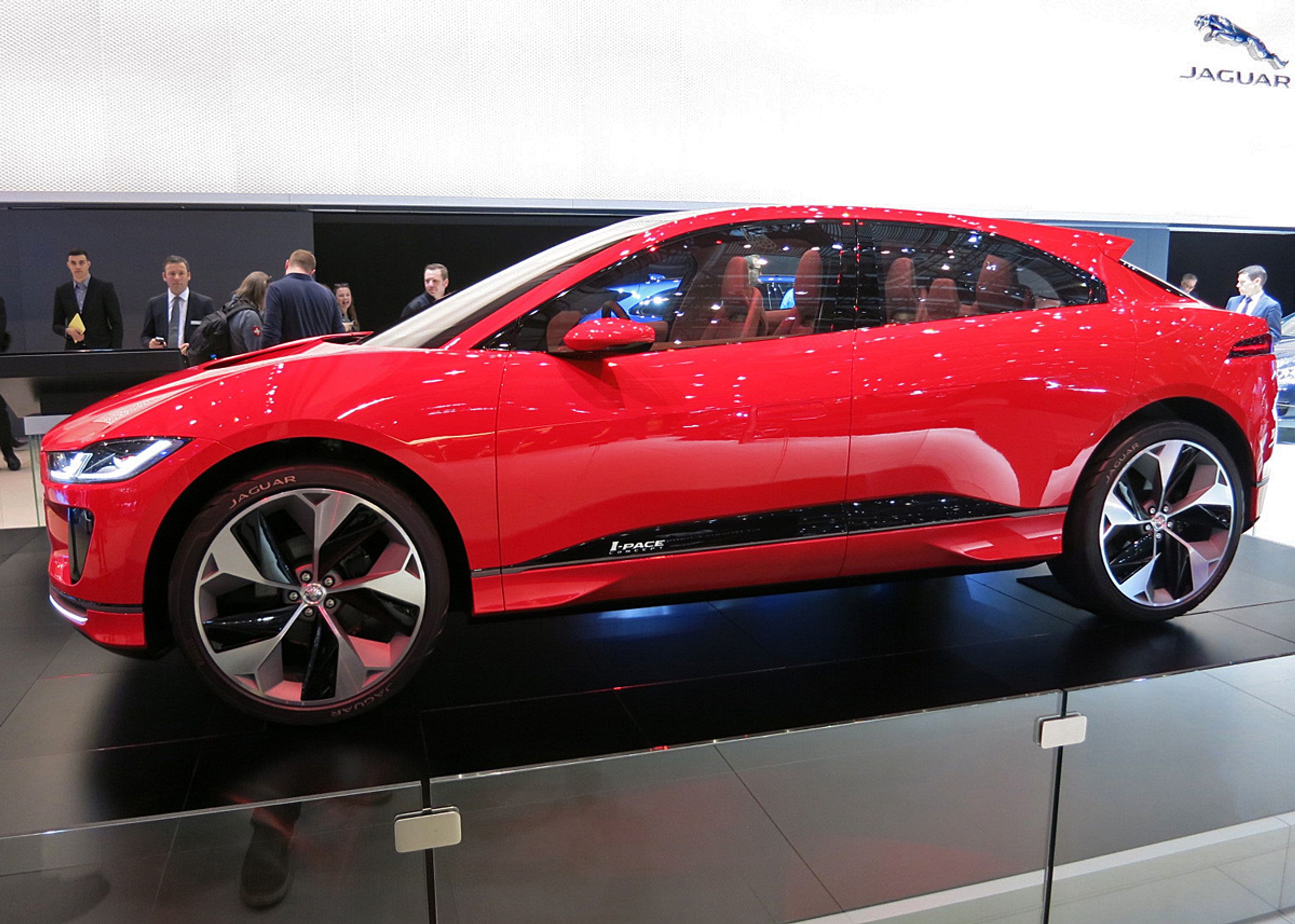 Jaguar i-Pace er en crossover på 4,68 meters længde. Akselafstanden er stor.