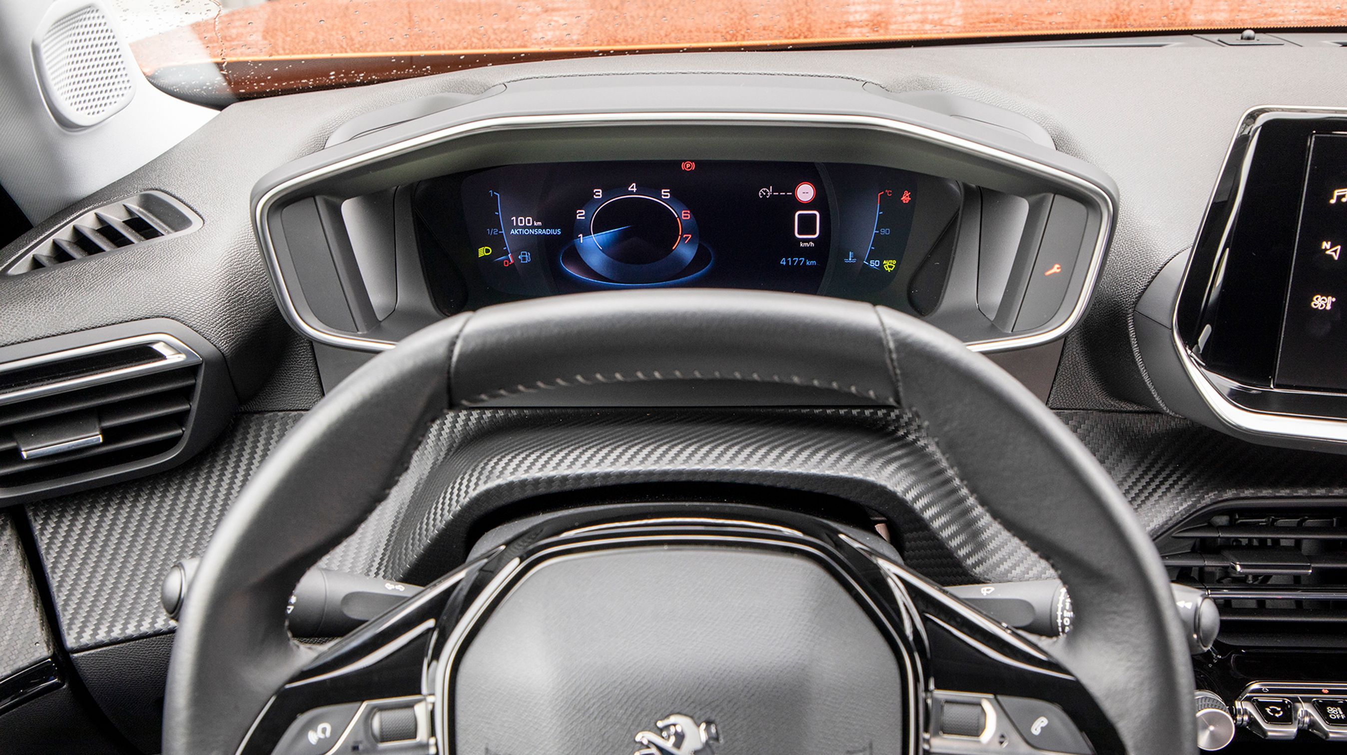 Instrumenthuset er placeret som et digitalt felt ovenfor rattet. Det er let at se undervejs, men kan kun fungere, fordi rattet samtidig er gjort ret lille.