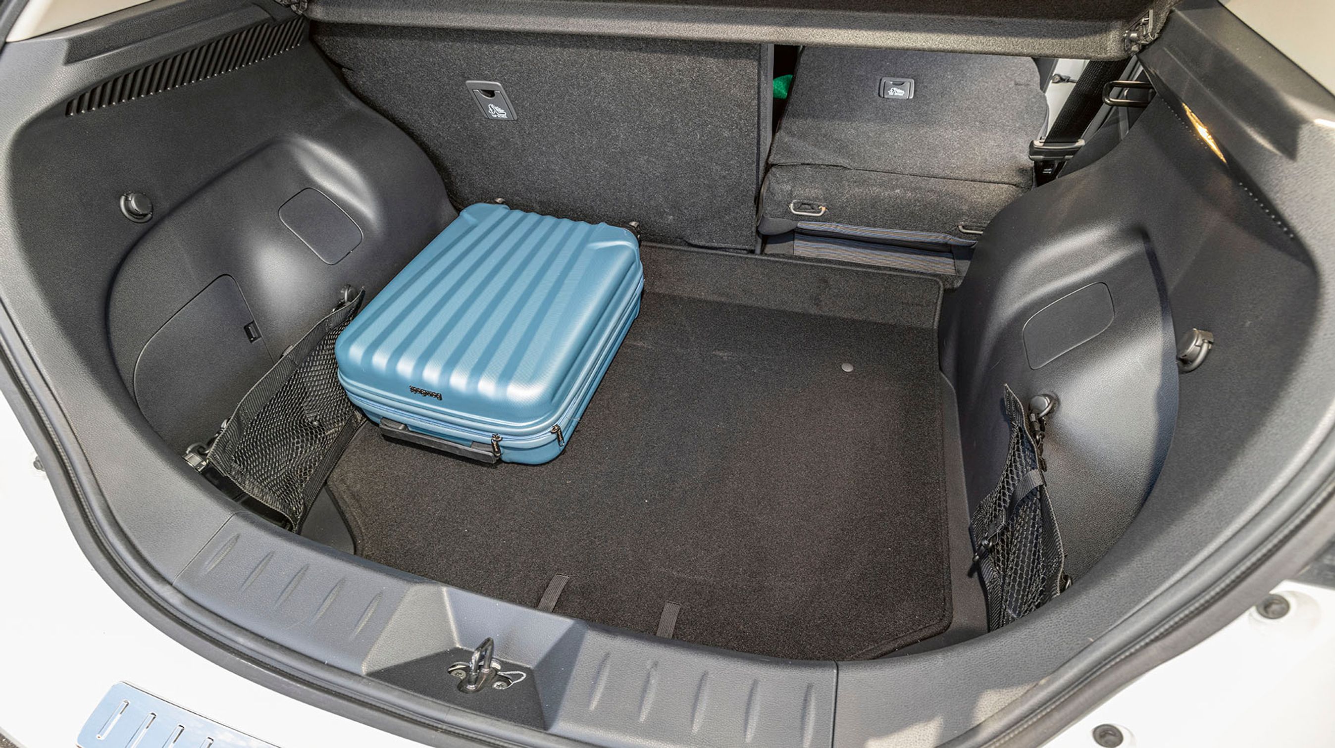 Bagagerummet er stort og dybt, men vi savner et ekstra rum til kablerne. Når bagsædet vippes forover, dannes en høj kant.