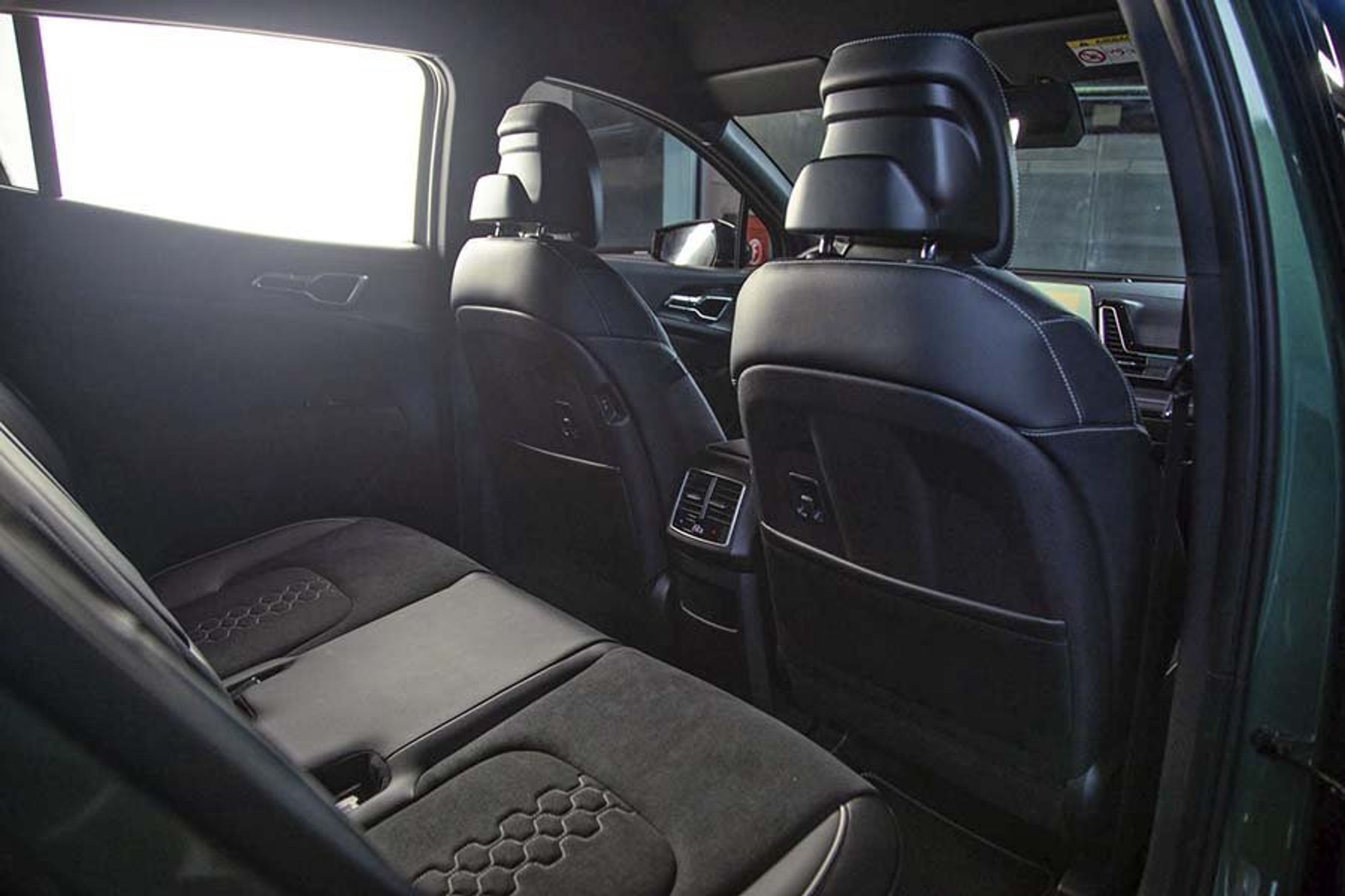 Bagsædepladsen er fin, og ryglænet praktisk delt i forholdet 40:20:40. 