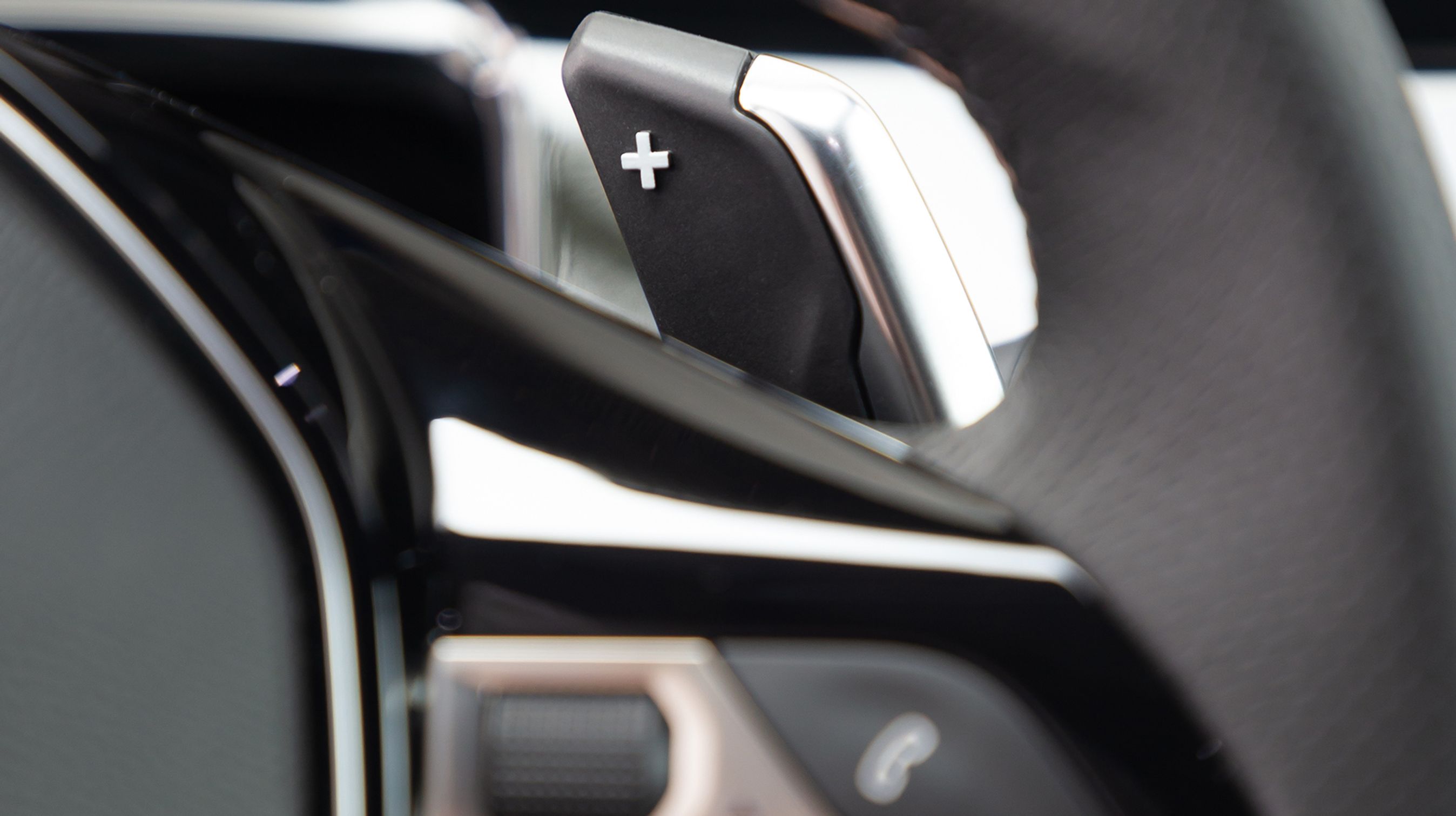 Et nyudviklet automatgear med otte trin er standard på alle udgaver på nær den billigste. Det skifter fint, men man kan selv hjælpe med via skiftegrebene bag rattet.