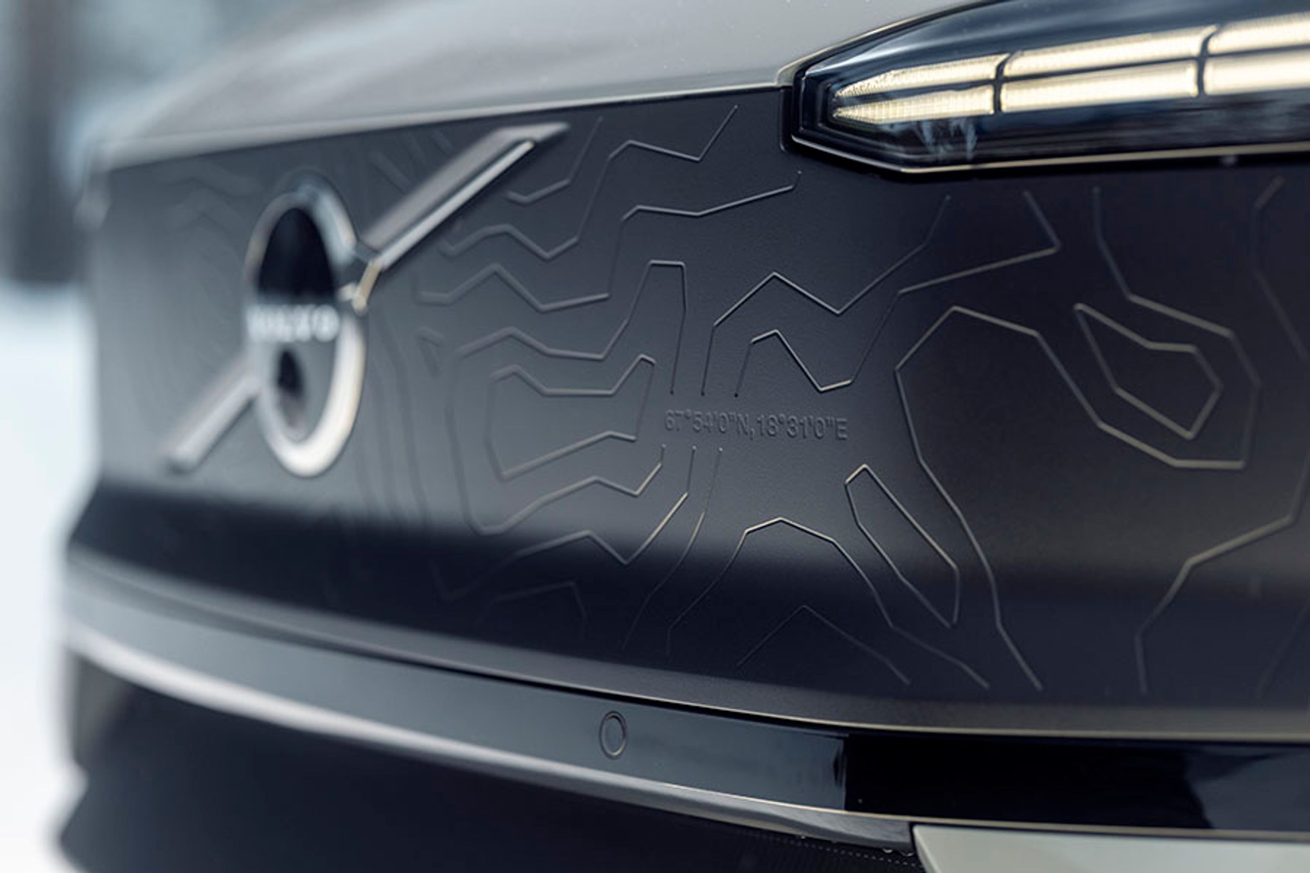 I fronten er der indstøbt en kopi af både GPS-koordinaterne og højdekurverne fra et topografiske kort over Kebnekaise – Sveriges højeste bjerg. 