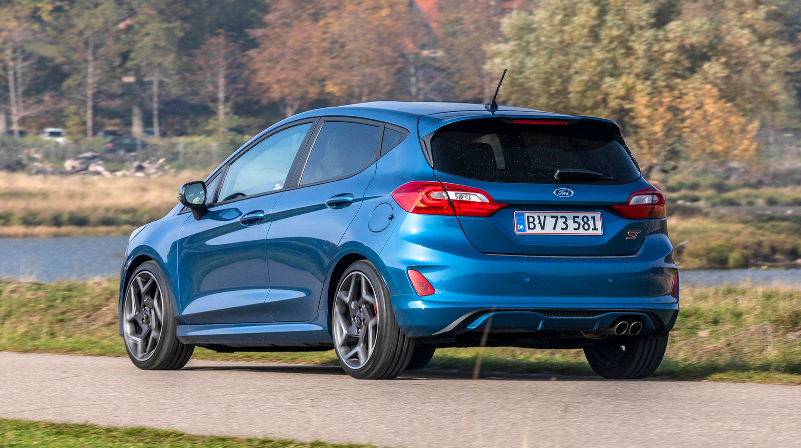 Bagfra ser Fiesta ST mere bisset ud, det er især diffuseren under bagkofangeren, der giver det sportslige udtryk. Set fra siden bemærkes også de store fælge, og at den sidder lavt i fjedrene. 