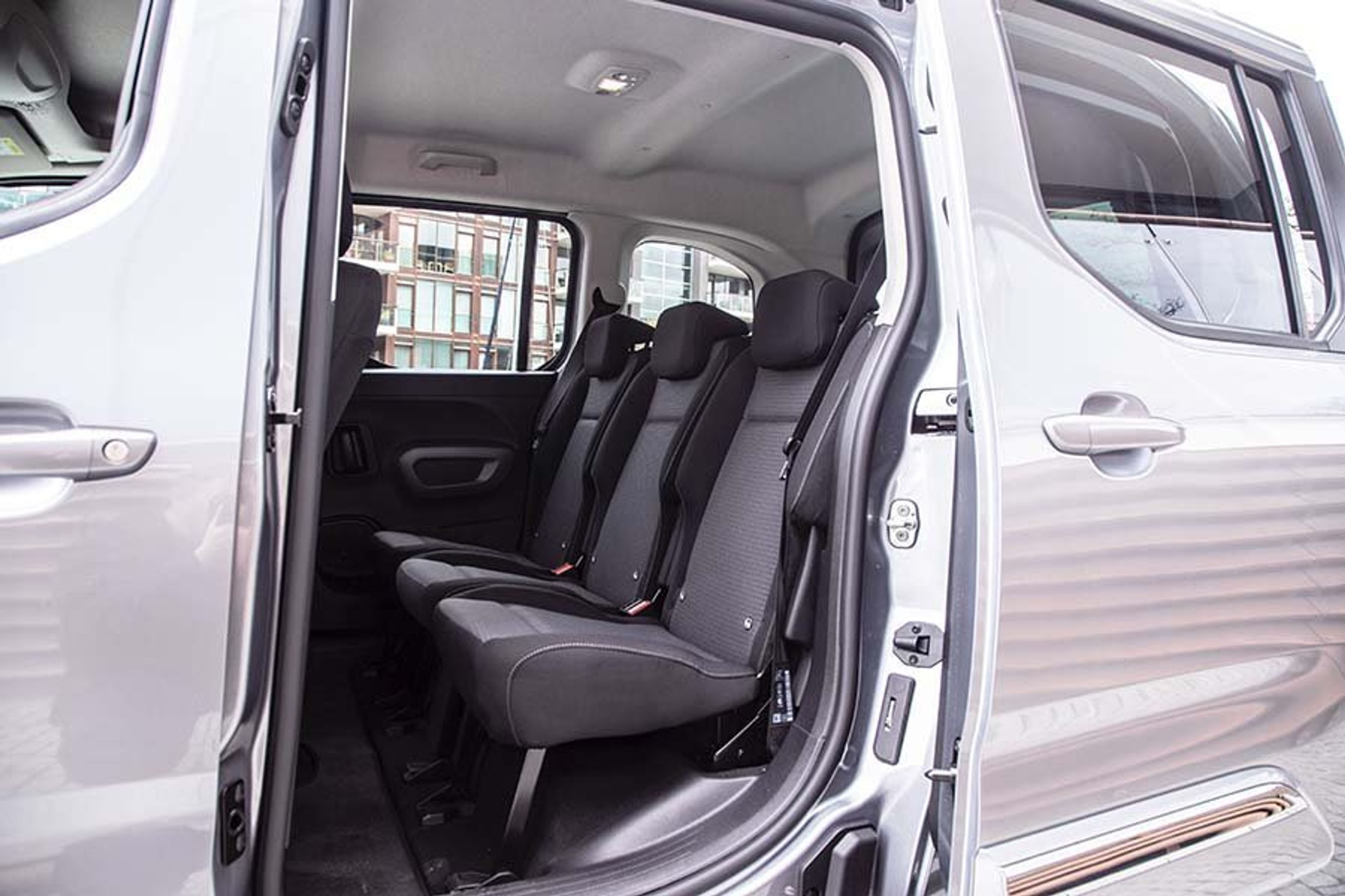 Grundudgaven til 300.000 kr. hedder Shuttle, og den har en traditionel bænk ved bagsædet