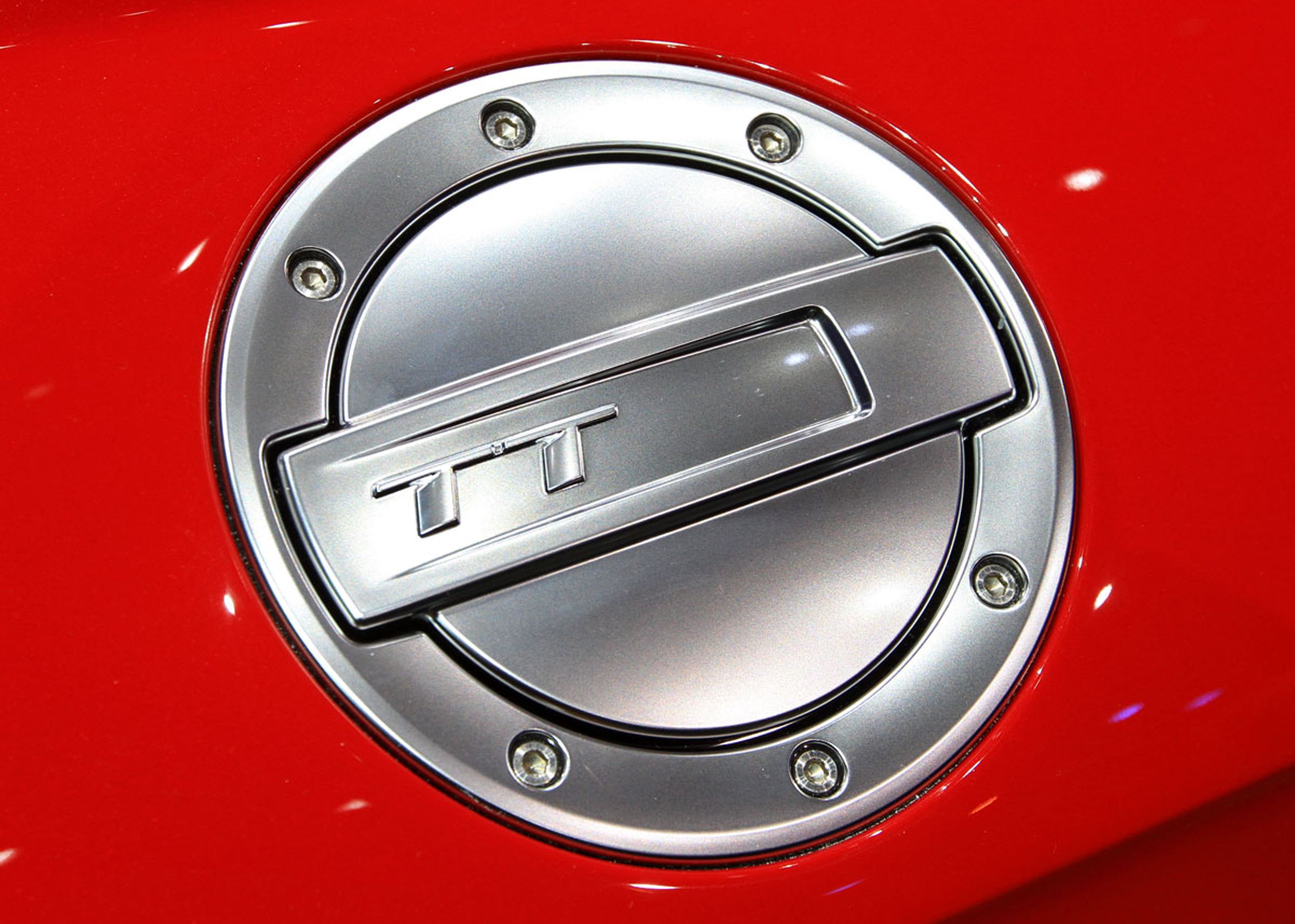 Tankklappen har en klassisk TT-rund udformning og er omkranset af skruer. Nyt er, at der ikke længere er noget tankdæksel under klappen.